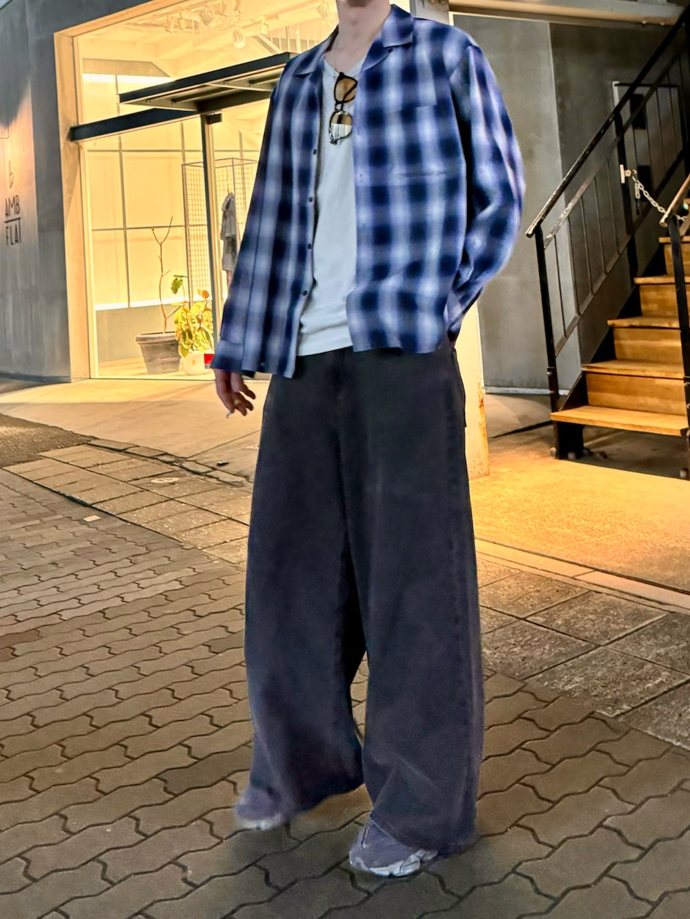 ブルー系のシャツ/ブラウス、グレー系のデニムパンツ、グレー系のスニーカーを着用したメンズの夏コーディネートの3枚目の写真