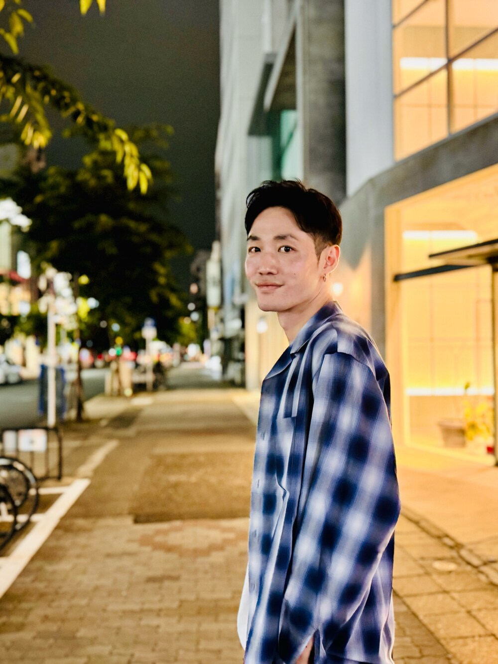 ブルー系のシャツ/ブラウス、グレー系のデニムパンツ、グレー系のスニーカーを着用したメンズの夏コーディネートの2枚目の写真