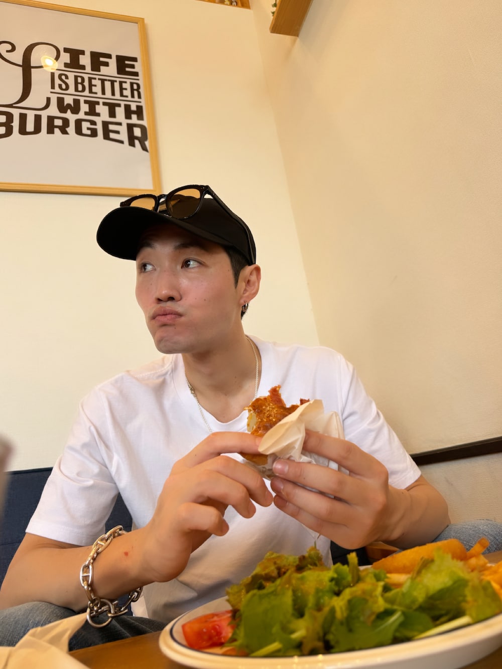 ブルー系のデニムパンツ、ホワイト系のTシャツ/カットソー、ホワイト系のソックス/靴下を着用したメンズの夏コーディネートの3枚目の写真