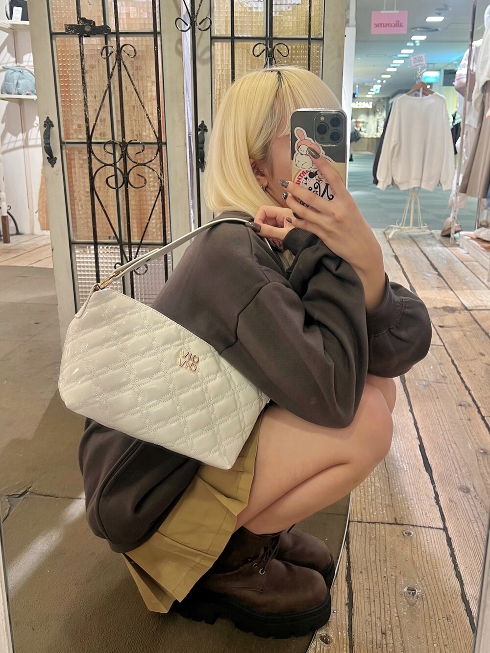 「オリーブ デ オリーブ(OLIVE des OLIVE)、163cm、高身長コーデ、高身長女子、骨格ストレート、ガーリー、カジュアル、韓国ファッション、スウェット、スカート、ブーツ、ミニバッグ、ネコ、オトナカジュアル、おしゃれさんと繋がりたい」｜「OLIVE des OLIVEのネコスウェット（Tシャツ/カットソー、ブラック系）」を使った、naoさん（骨格ストレート・レディース・163cm）の秋コーディネートの3枚目の写真