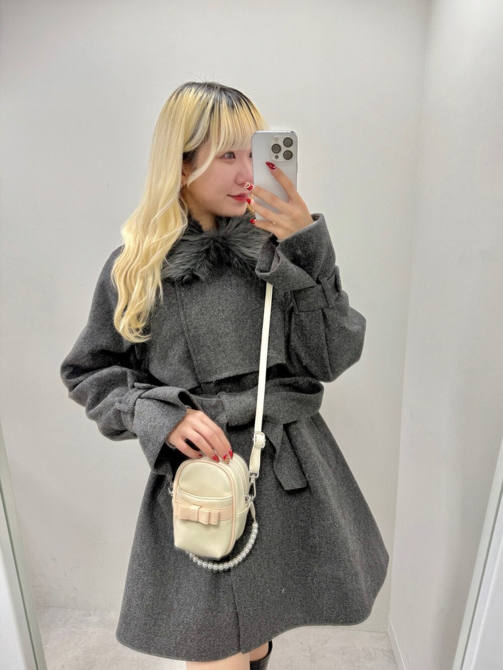 ブラック系のトートバッグ、ブラック系のトートバッグ、グレー系のその他アウターを着用したレディースの冬コーディネートの4枚目の写真