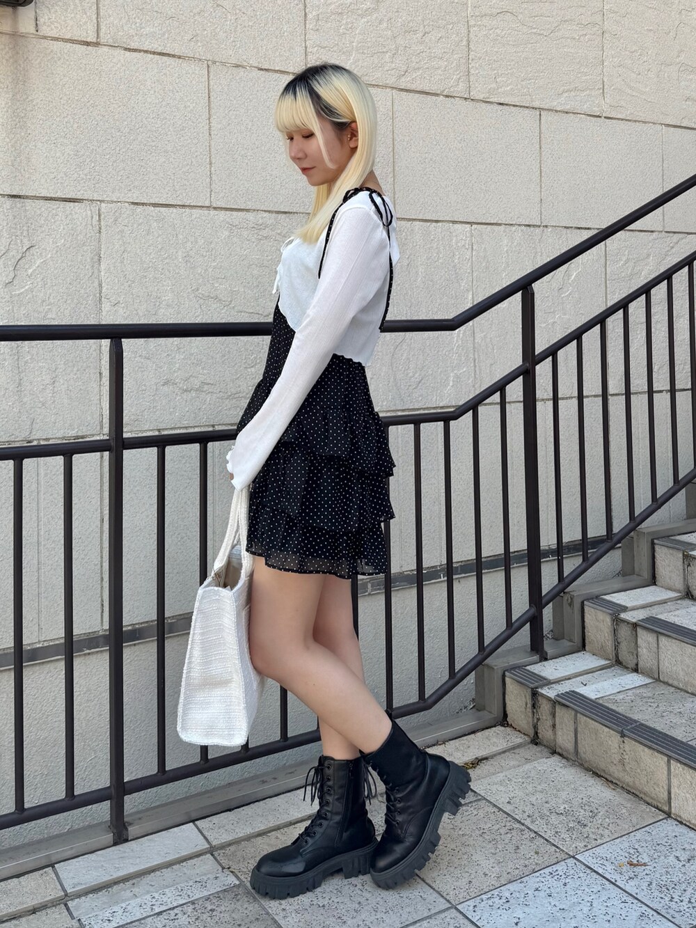 ブラック系のワンピース、ホワイト系のトートバッグを着用したレディースの夏コーディネートの2枚目の写真