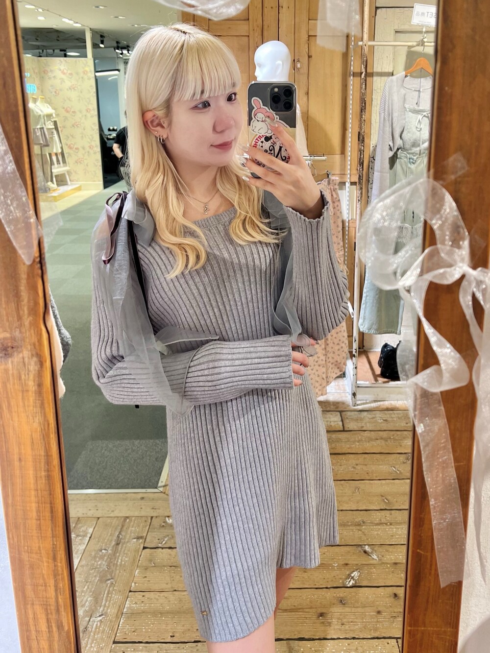 グレー系のワンピース、ブラウン系のブーツを着用したレディースの秋コーディネートの2枚目の写真