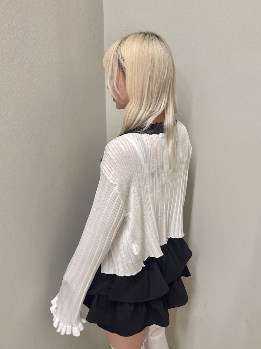 ブラック系のパンプス、ホワイト系のキャミソール、ブラック系のスカートを着用したレディースの春コーディネートの5枚目の写真