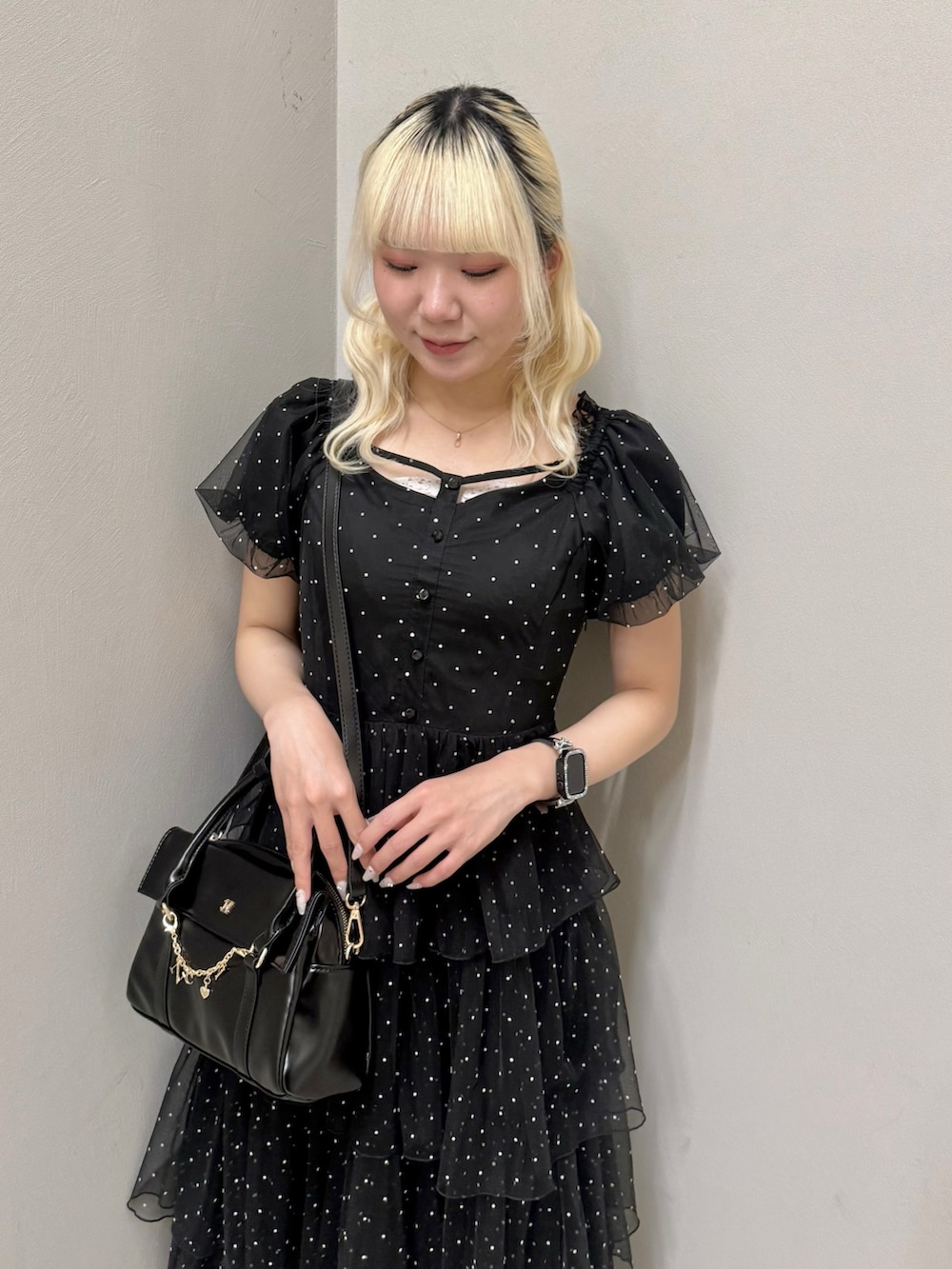 ブラック系のショルダーバッグ、その他のワンピース、ブラック系のサンダルを着用したレディースの春コーディネートの4枚目の写真