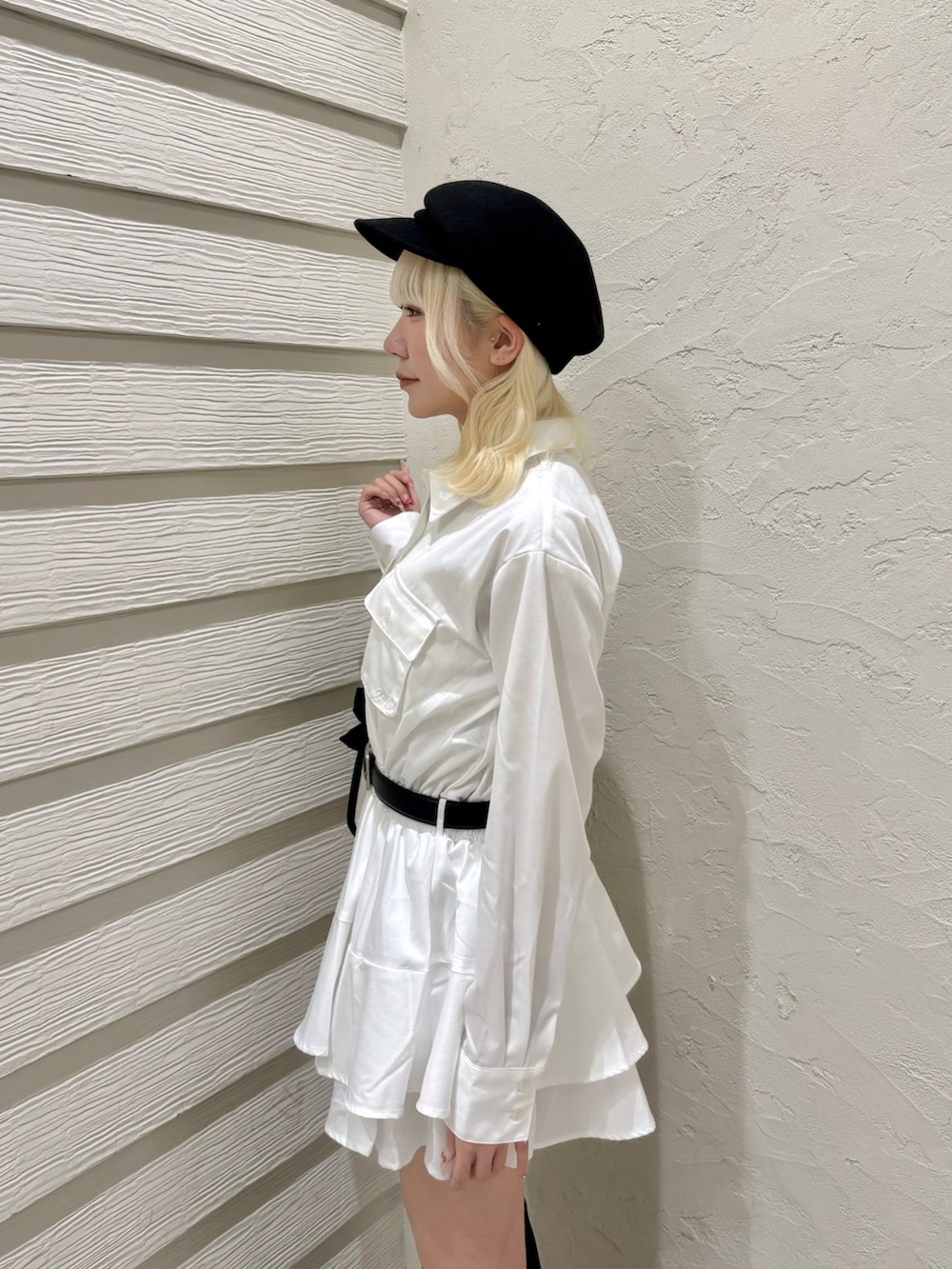 ホワイト系のワンピース、ブラック系のトートバッグ、ブラック系のサンダルを着用したレディースの夏コーディネートの5枚目の写真