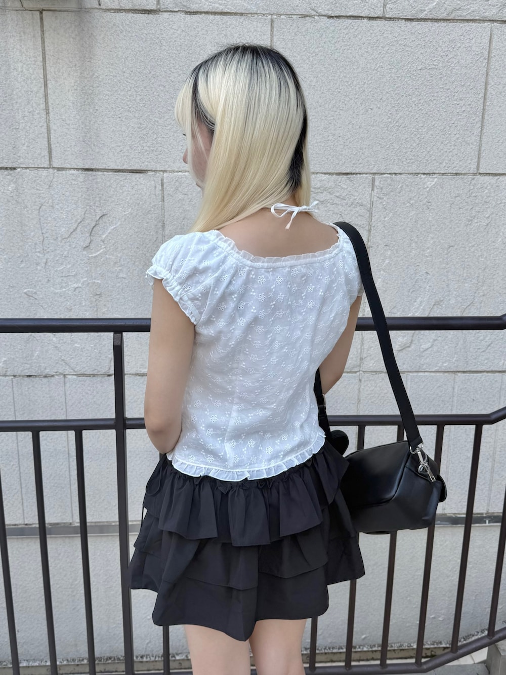 ホワイト系のシャツ/ブラウス、ブラック系のショルダーバッグ、ブラック系のスカートを着用したレディースの夏コーディネートの4枚目の写真