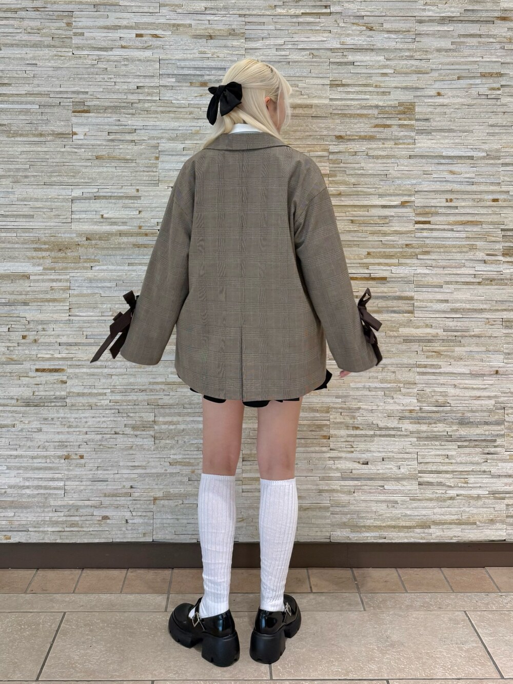 ブラウン系のその他アウター、ホワイト系のシャツ/ブラウス、ブラック系のその他シューズを着用したレディースの春コーディネートの3枚目の写真