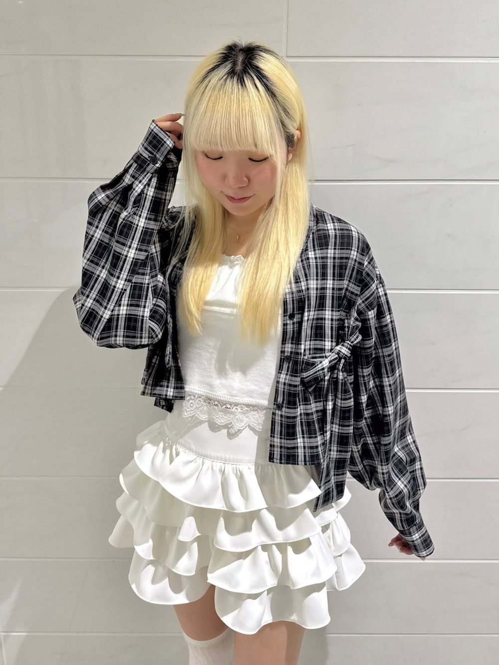 ホワイト系のスカート、ホワイト系のキャミソール、ブラック系のシャツ/ブラウスを着用したレディースの春コーディネートの3枚目の写真