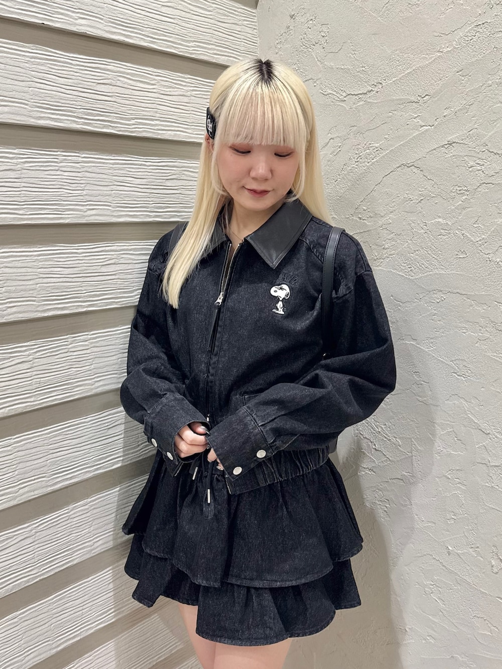 ブラック系のバックパック/リュック、ホワイト系のキャミソール、ブラック系のスカートを着用したレディースの秋コーディネートの3枚目の写真