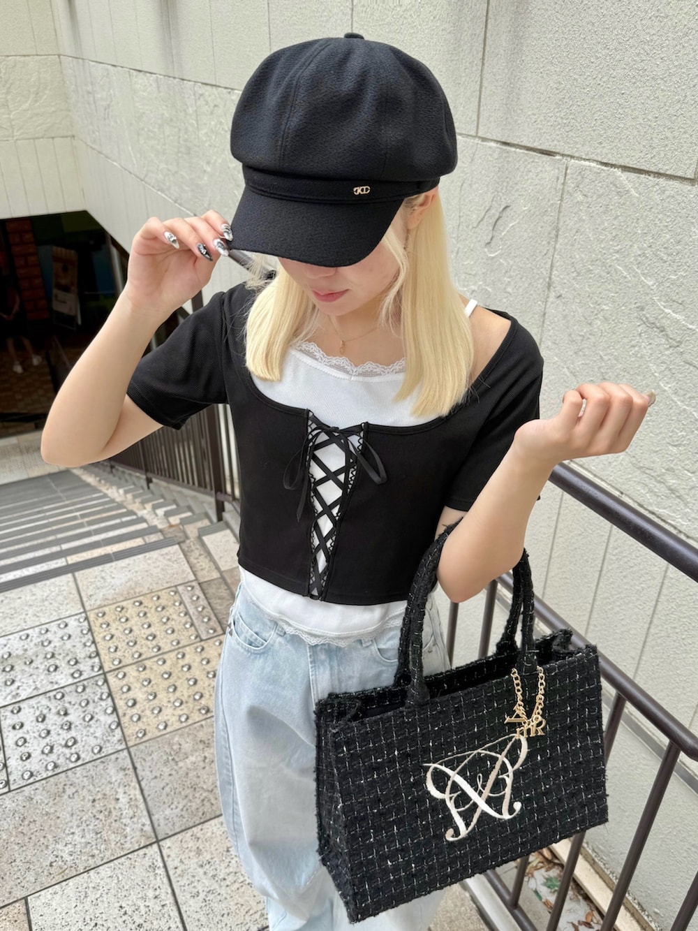 「OLIVE des OLIVE、オリーブ デ オリーブ(OLIVE des OLIVE)、高身長コーデ、骨格ストレート、レイヤードスタイル、デニム、デニムパンツ、キャスケット、サンダル、トートバッグ、モノトーン、リボン、プチプラ、お出かけコーデ、夏コーデ」｜「OLIVE des OLIVEのキャスケット（キャスケット、ブラック系）」を使った、naoさん（骨格ストレート・レディース・163cm）の夏コーディネートの4枚目の写真