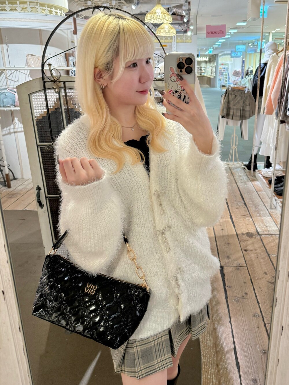 ホワイト系のカーディガン/ボレロ、ブラック系のキャミソール、その他のスカートを着用したレディースの秋コーディネートの2枚目の写真