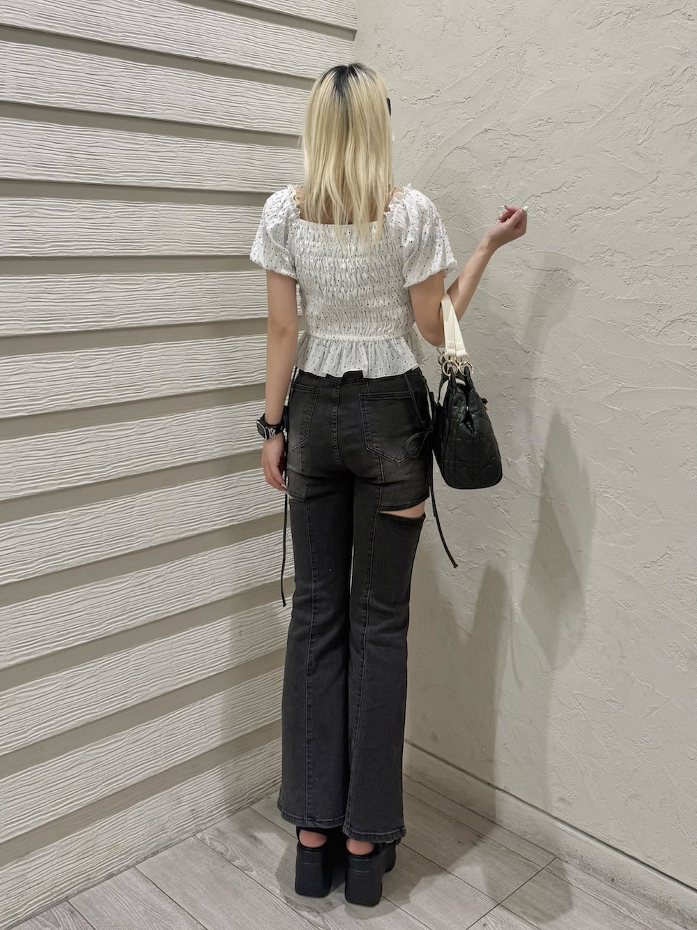 その他のシャツ/ブラウス、ブラック系のデニムパンツ、ブラック系のショルダーバッグを着用したレディースの春コーディネートの3枚目の写真