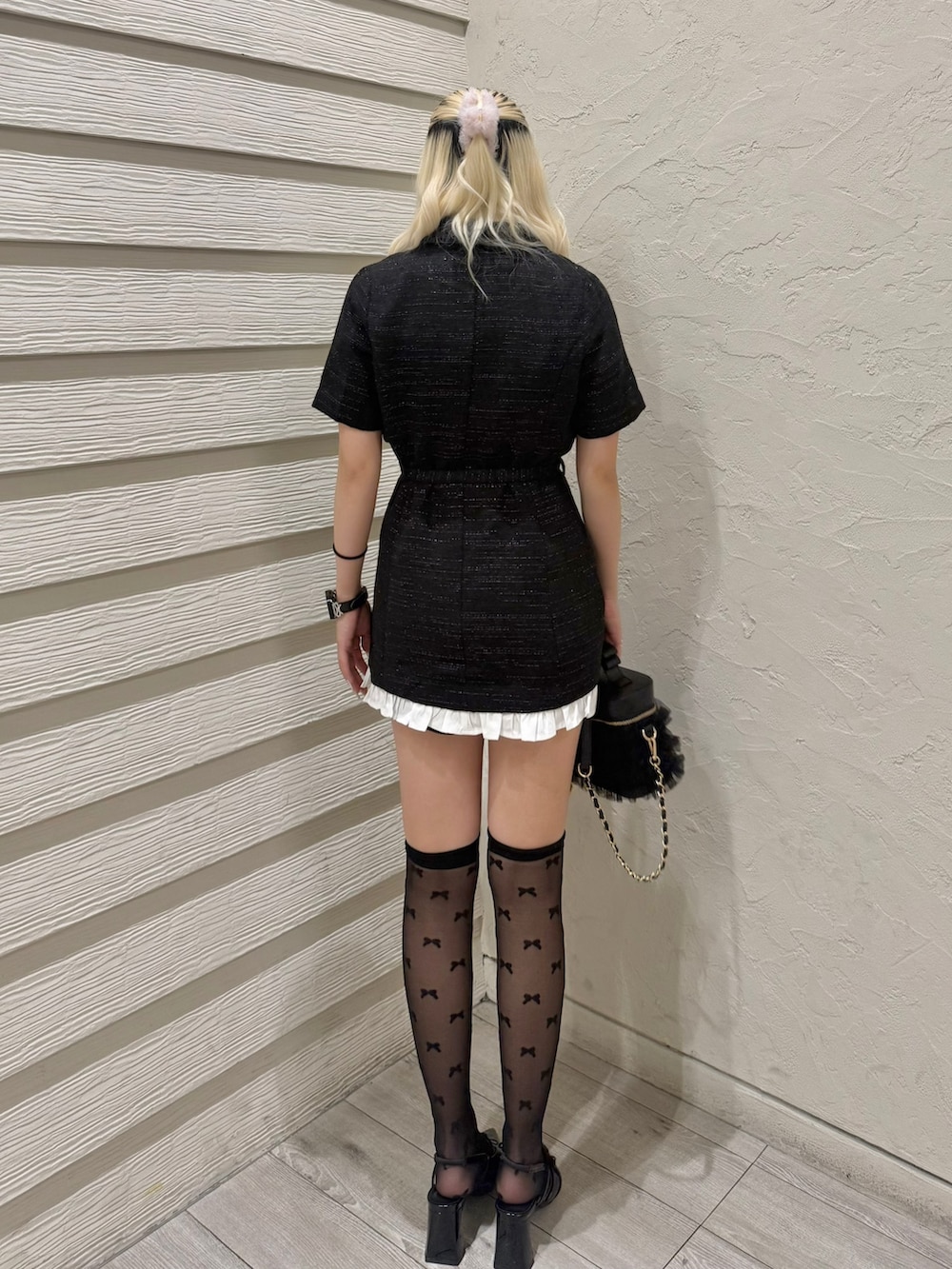 ブラック系のワンピース、ホワイト系のシャツ/ブラウス、ブラック系のパンプスを着用したレディースの春コーディネートの3枚目の写真