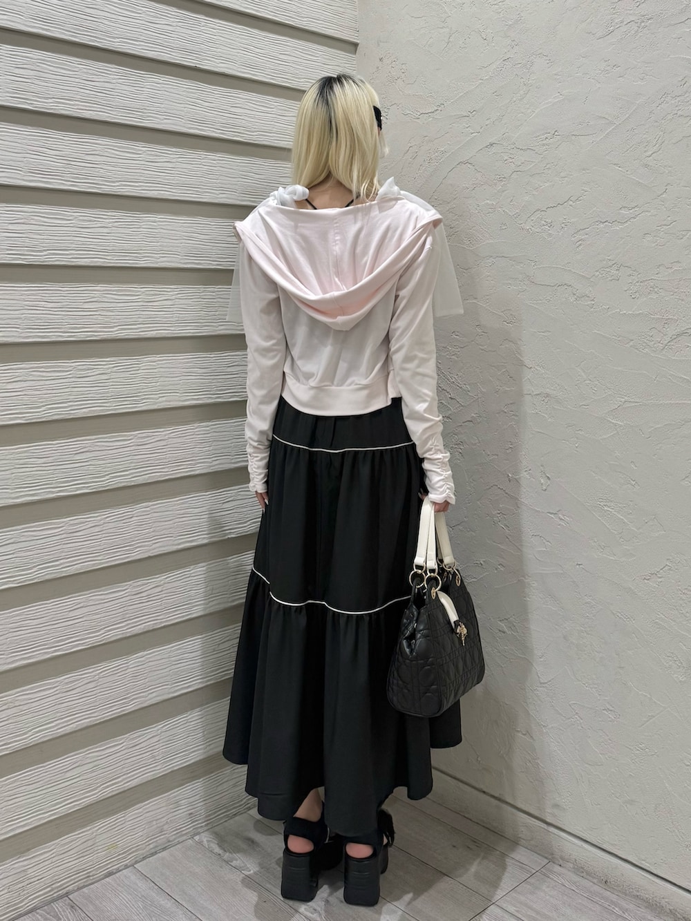 ブラック系のワンピース、ブラック系のショルダーバッグ、ブラック系のキャミソールを着用したレディースの春コーディネートの4枚目の写真