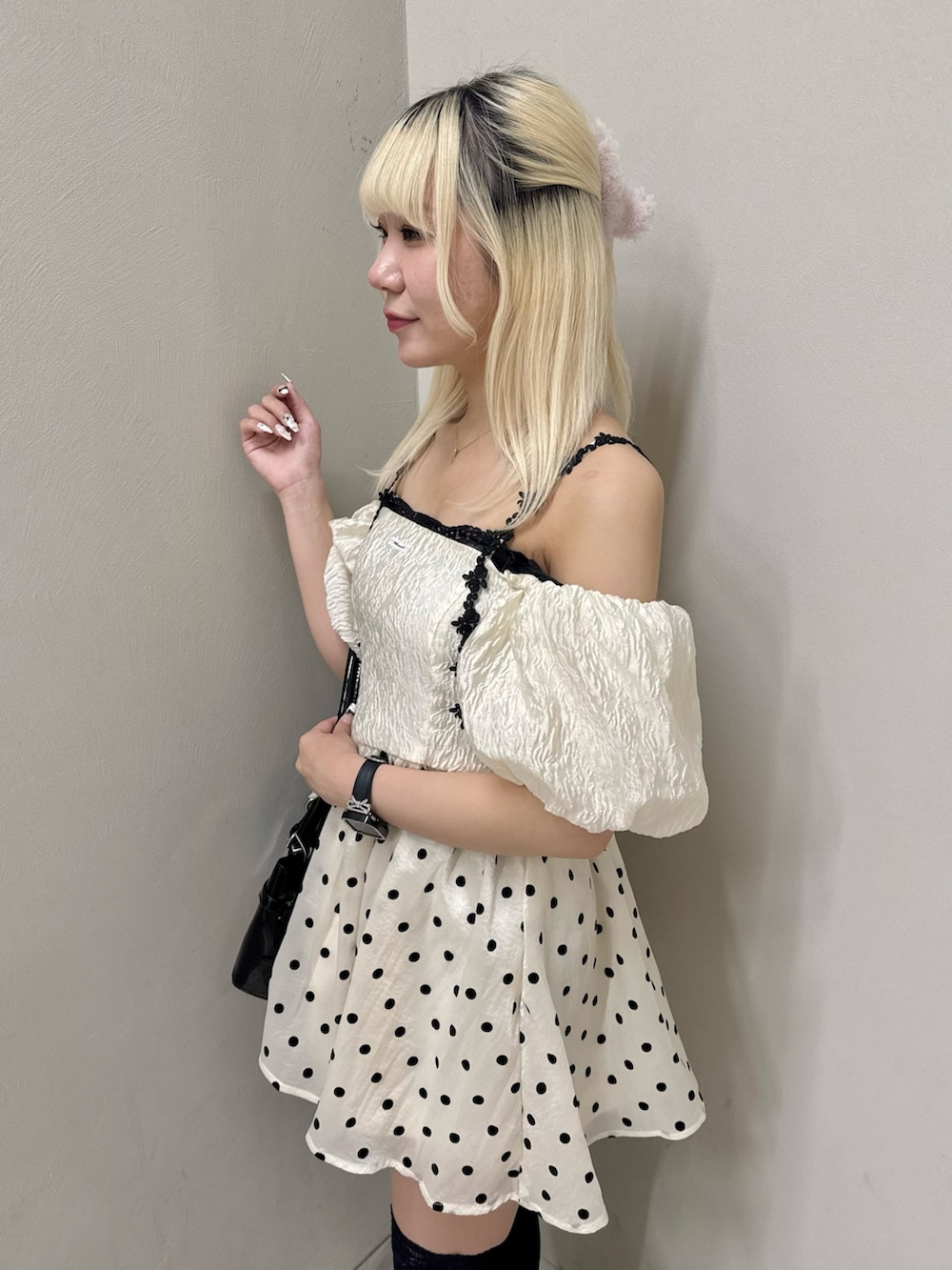 ホワイト系のワンピース、ブラック系のキャミソール、ブラック系のハンドバッグを着用したレディースの春コーディネートの6枚目の写真