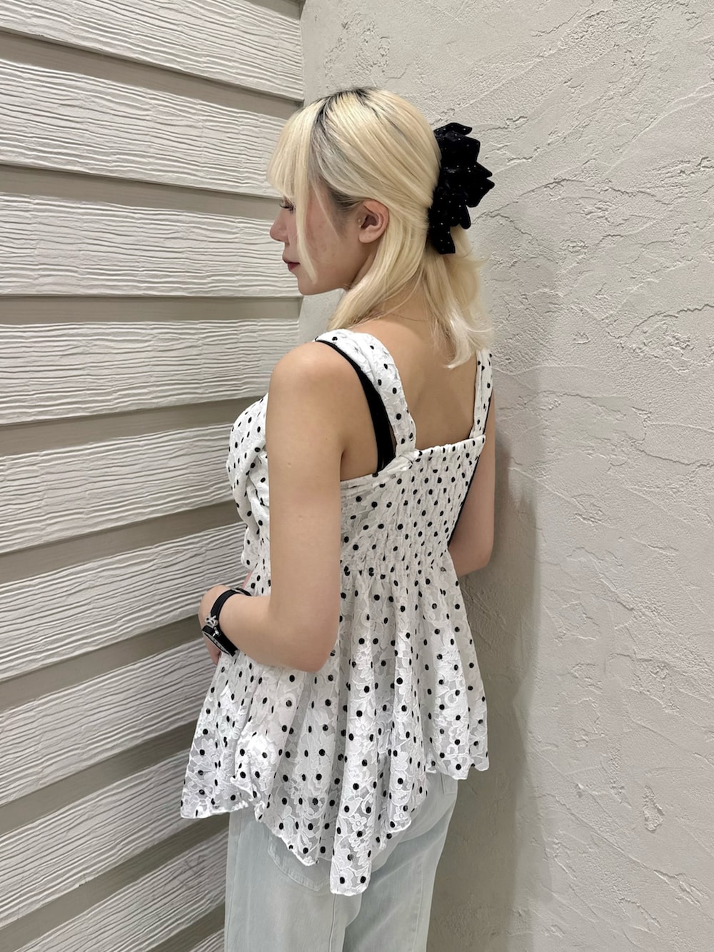 ブラック系のショルダーバッグ、ブルー系のデニムパンツ、ブラック系のサンダルを着用したレディースの夏コーディネートの10枚目の写真