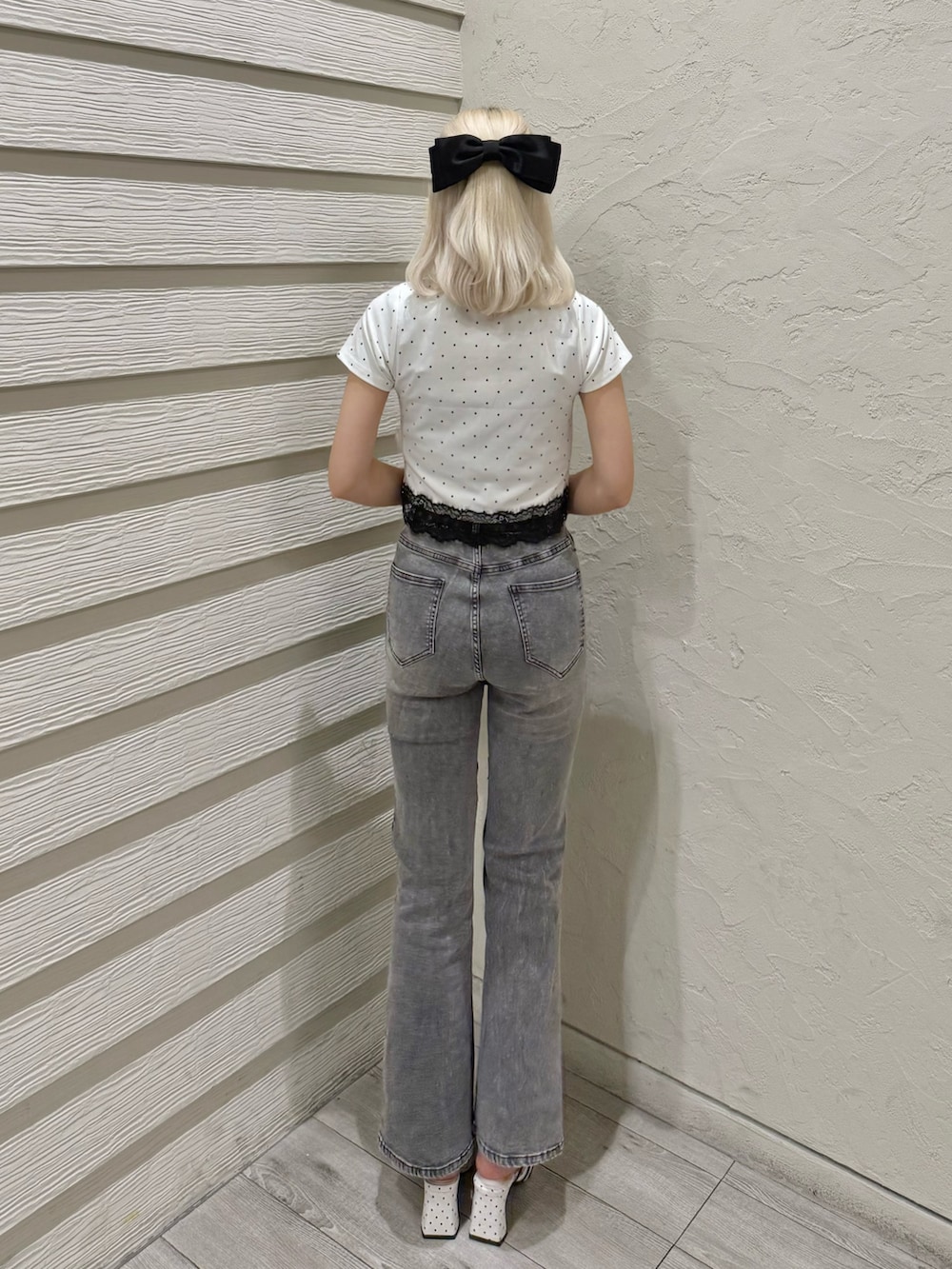 その他のTシャツ/カットソー、ブラック系のショルダーバッグ、グレー系のデニムパンツを着用したレディースの夏コーディネートの3枚目の写真