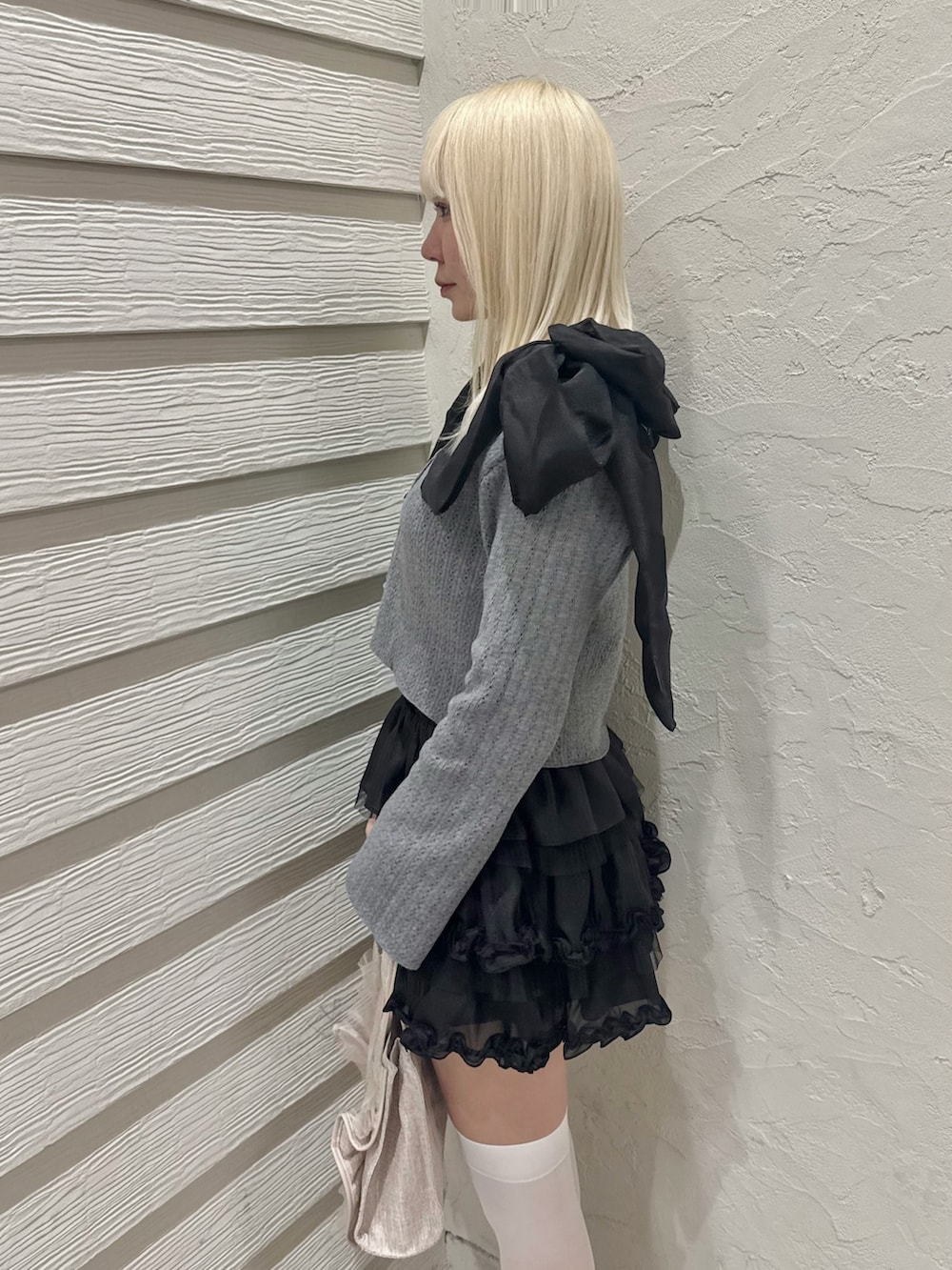 グレー系のカーディガン/ボレロ、ブラック系のスカート、ブラック系のパンプスを着用したレディースの春コーディネートの5枚目の写真