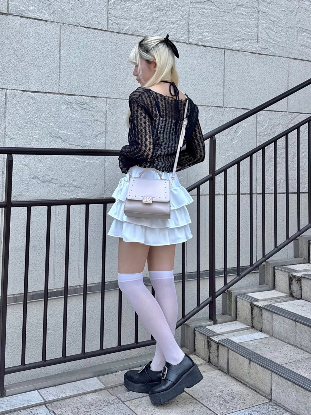 ピンク系のトートバッグ、ピンク系のショルダーバッグ、ブラック系のカーディガン/ボレロを着用したレディースの春コーディネートの4枚目の写真