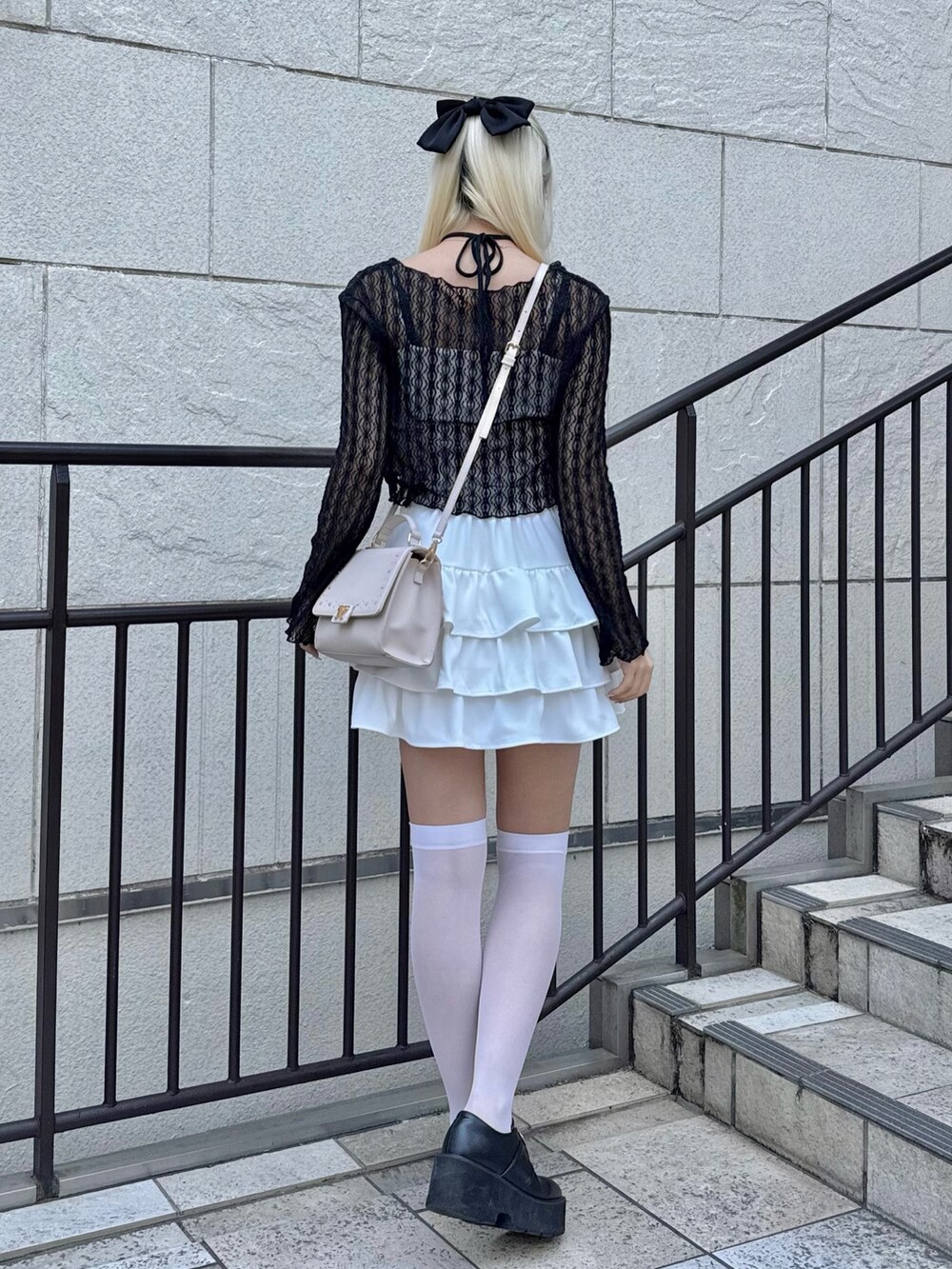 ピンク系のトートバッグ、ピンク系のショルダーバッグ、ブラック系のカーディガン/ボレロを着用したレディースの春コーディネートの5枚目の写真