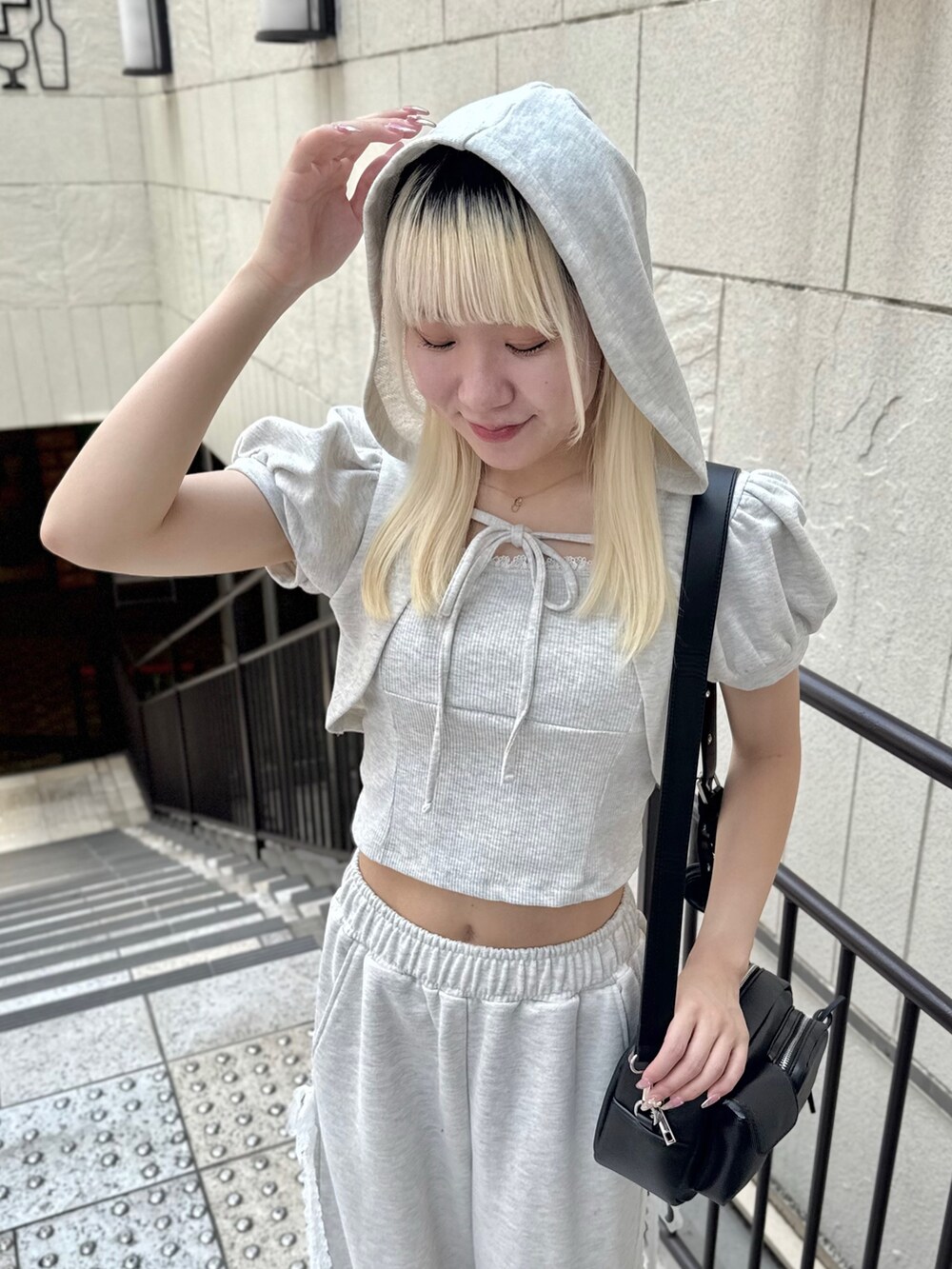 ベージュ系のTシャツ/カットソー、ベージュ系のスウェットパンツ、ブラック系のショルダーバッグを着用したレディースの夏コーディネートの4枚目の写真