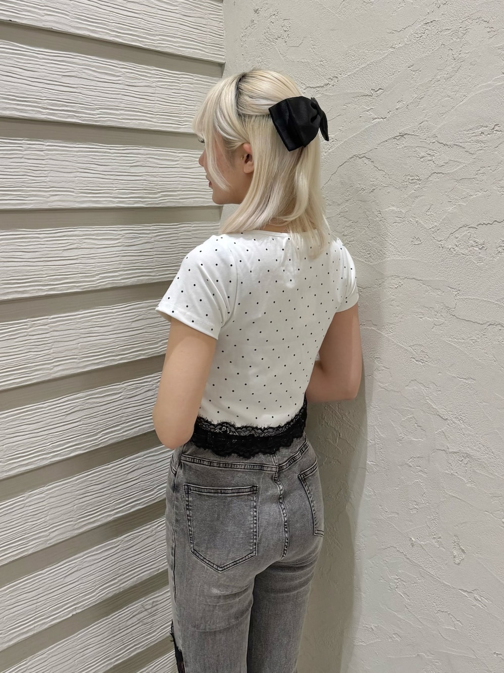 その他のTシャツ/カットソー、ブラック系のショルダーバッグ、グレー系のデニムパンツを着用したレディースの夏コーディネートの5枚目の写真