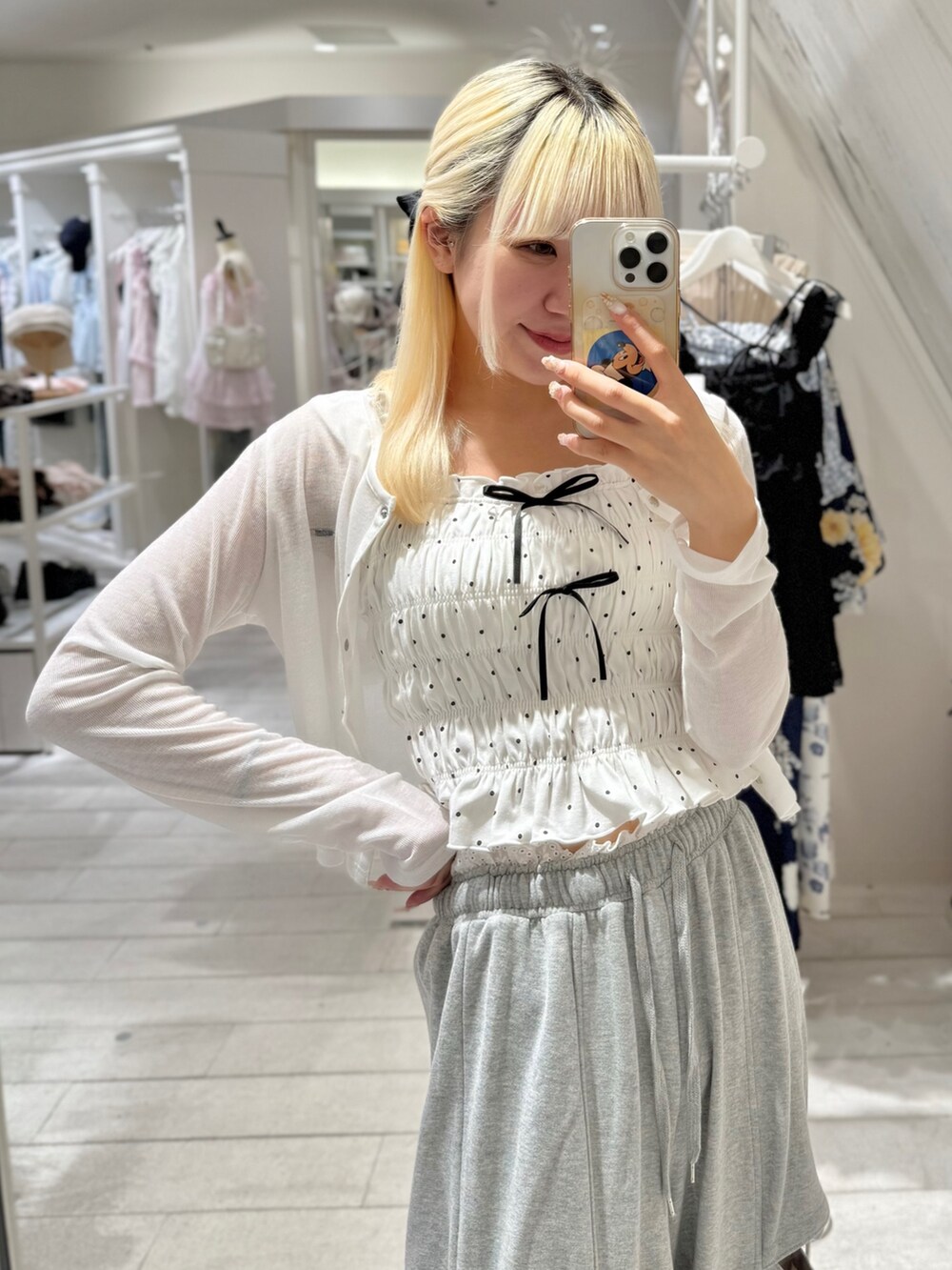 ホワイト系のカーディガン/ボレロ、ホワイト系のスニーカー、グレー系のスウェットパンツを着用したレディースの夏コーディネートの4枚目の写真