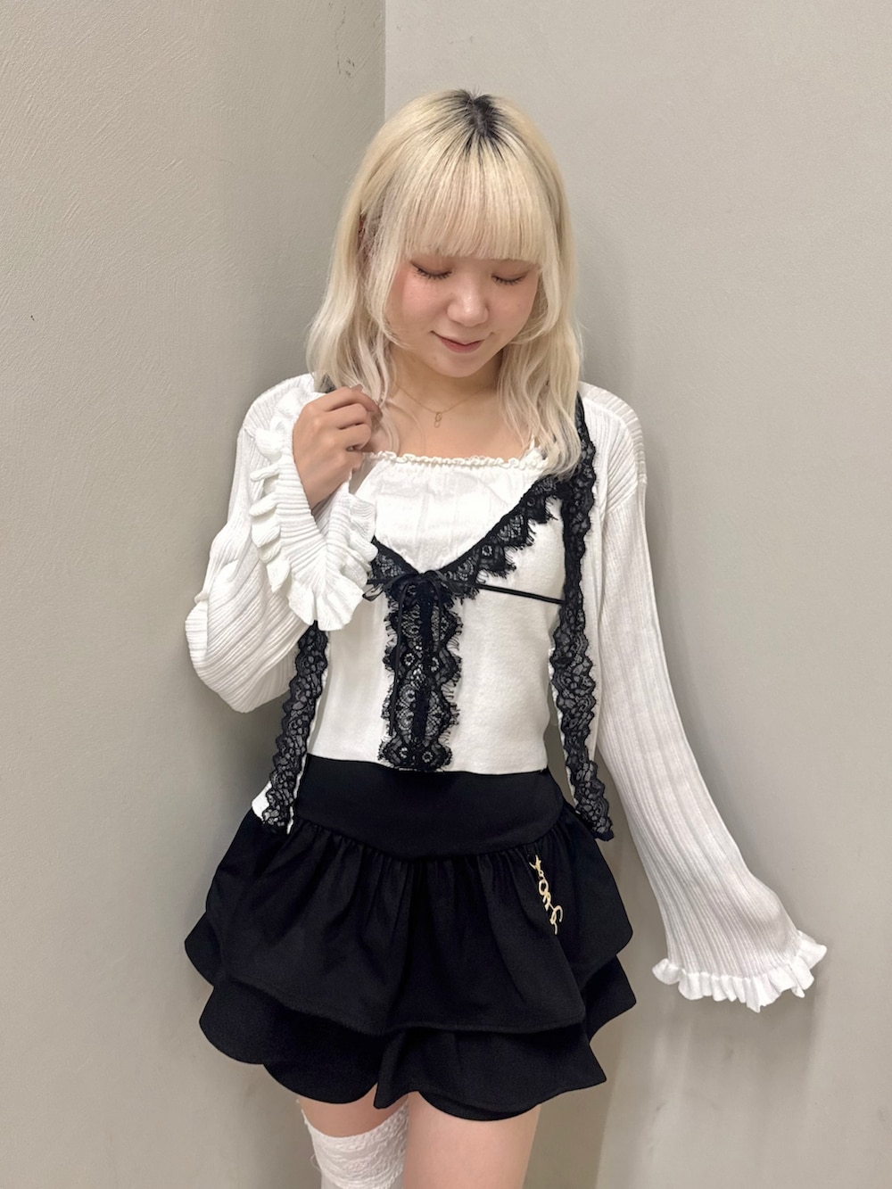 ブラック系のパンプス、ホワイト系のキャミソール、ブラック系のスカートを着用したレディースの春コーディネートの4枚目の写真