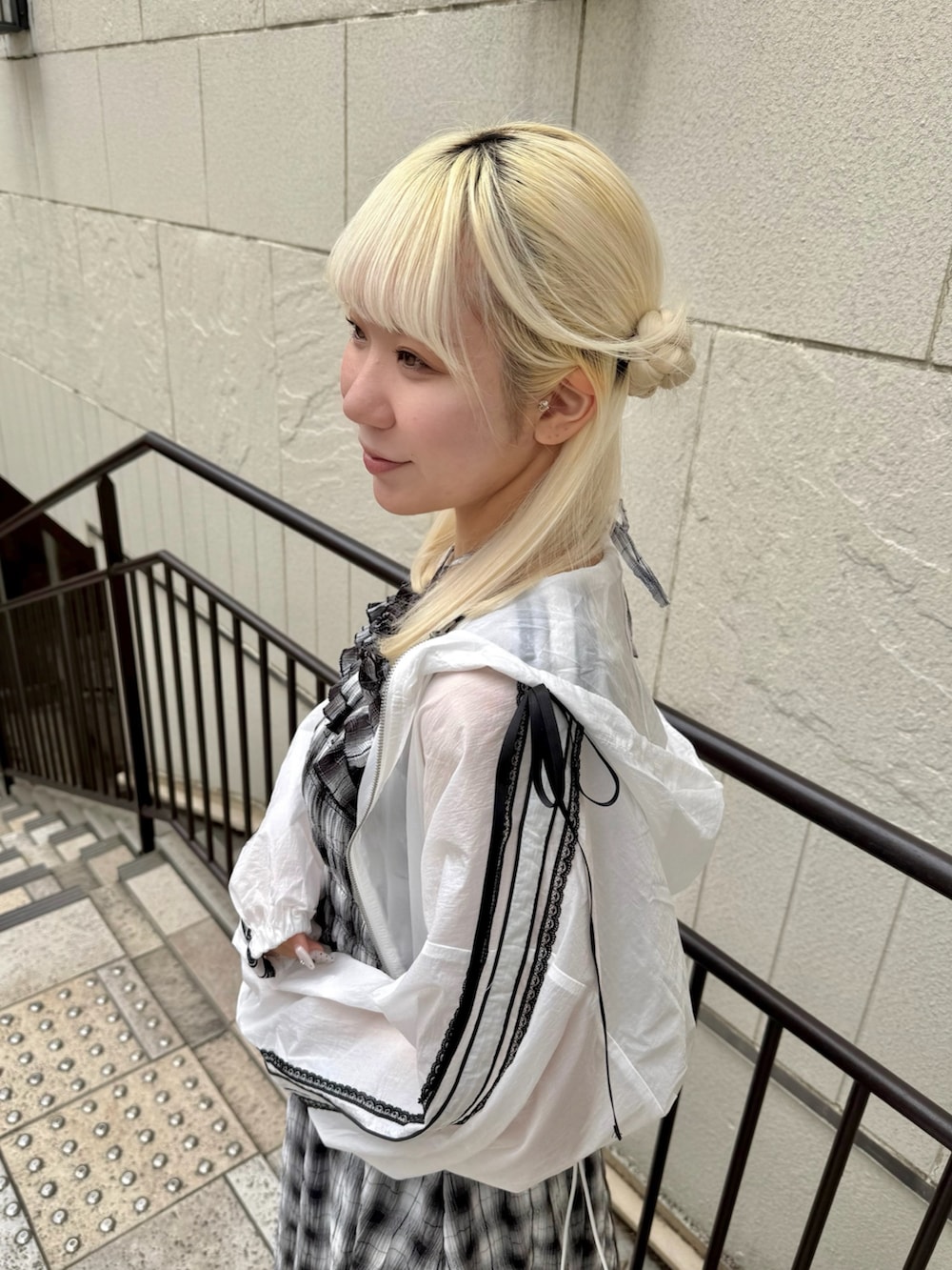 「OLIVE des OLIVE、オリーブ デ オリーブ(OLIVE des OLIVE)、高身長女子、骨格ストレート、ワンピース、ブルゾン、スポーツサンダル、サンダル、お出かけコーデ、リボン、モノトーン、夏コーデ、春コーデ、春夏コーデ、プチプラ」｜「OLIVE des OLIVEの【温度調節におすすめ】ライン袖シアブルゾン（ブルゾン、ホワイト系）」を使った、naoさん（骨格ストレート・レディース・163cm）の春コーディネートの6枚目の写真