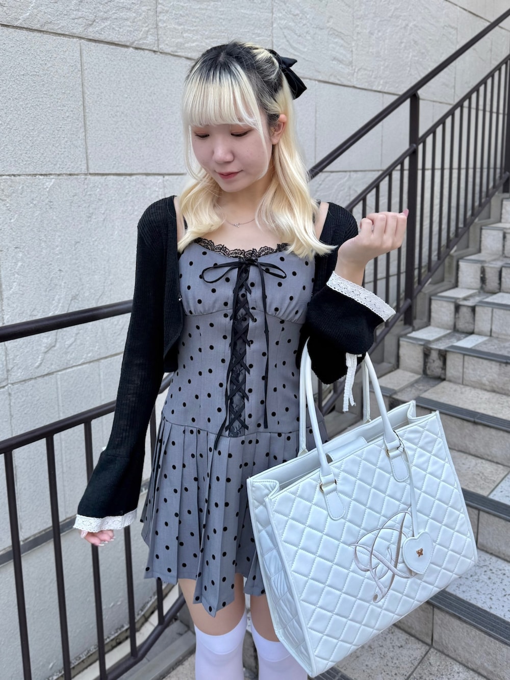 「オリーブ デ オリーブ(OLIVE des OLIVE)、高身長女子、骨格ストレート、モノトーン、モノトーンコーデ、ドット、ワンピース、キャミワンピ、ボレロ、ガーリー、韓国ファッション、参戦服、夏コーデ、トートバッグ、プチプラ」｜「OLIVE des OLIVEのレースアッププリーツキャミワンピース（ワンピース、その他）」を使った、naoさん（骨格ストレート・レディース・163cm）の夏コーディネートの4枚目の写真