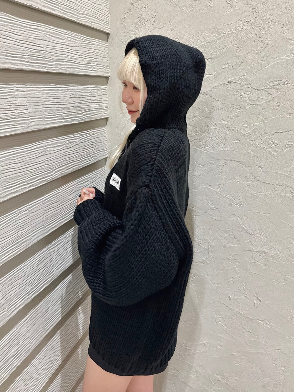 ブラック系のニット/セーター、ホワイト系のキャミソール、ブラック系のその他パンツを着用したレディースの秋コーディネートの5枚目の写真