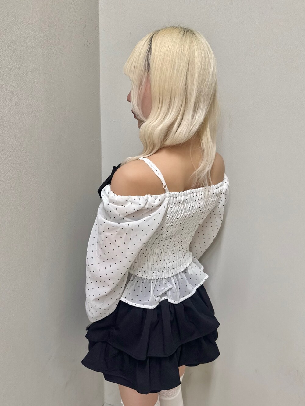 ブラック系のスカート、その他のシャツ/ブラウス、ブラック系のショルダーバッグを着用したレディースの春コーディネートの6枚目の写真