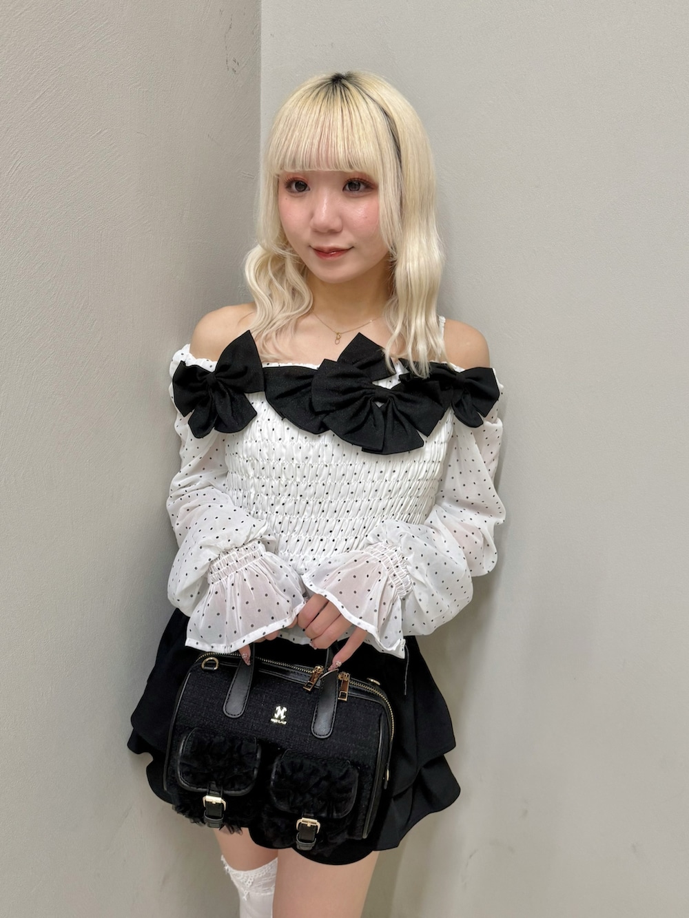 ブラック系のスカート、その他のシャツ/ブラウス、ブラック系のショルダーバッグを着用したレディースの春コーディネートの4枚目の写真