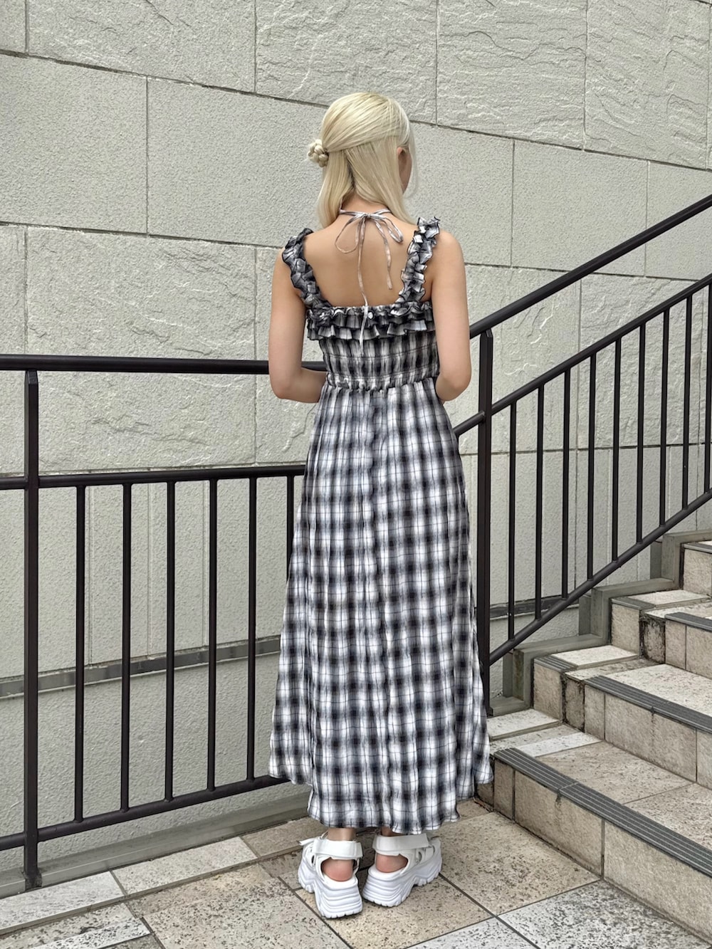 「OLIVE des OLIVE、オリーブ デ オリーブ(OLIVE des OLIVE)、高身長女子、骨格ストレート、ワンピース、ブルゾン、スポーツサンダル、サンダル、お出かけコーデ、リボン、モノトーン、夏コーデ、春コーデ、春夏コーデ、プチプラ」｜「OLIVE des OLIVEの【温度調節におすすめ】ライン袖シアブルゾン（ブルゾン、ホワイト系）」を使った、naoさん（骨格ストレート・レディース・163cm）の春コーディネートの4枚目の写真