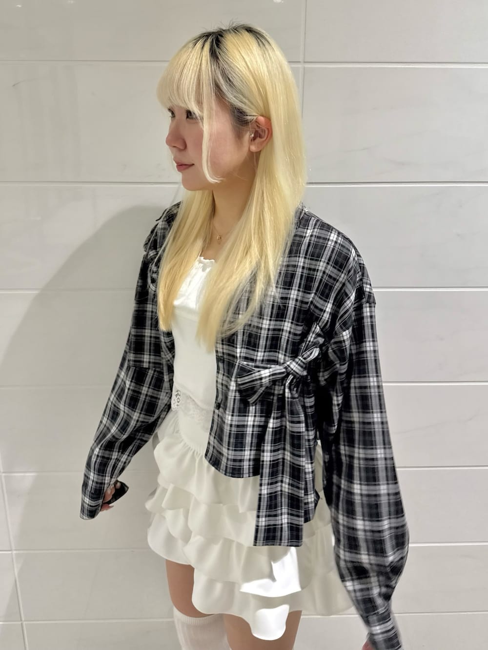 ホワイト系のスカート、ホワイト系のキャミソール、ブラック系のシャツ/ブラウスを着用したレディースの春コーディネートの4枚目の写真