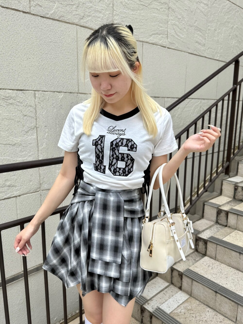 ホワイト系のショルダーバッグ、ホワイト系のTシャツ/カットソー、ブラック系のその他シューズを着用したレディースの夏コーディネートの4枚目の写真