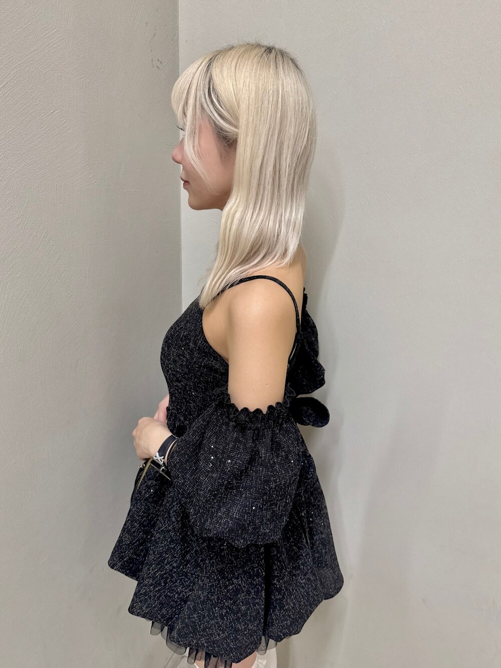 ブラック系のワンピース、ブラック系のショルダーバッグ、ブラック系のパンプスを着用したレディースの春コーディネートの5枚目の写真