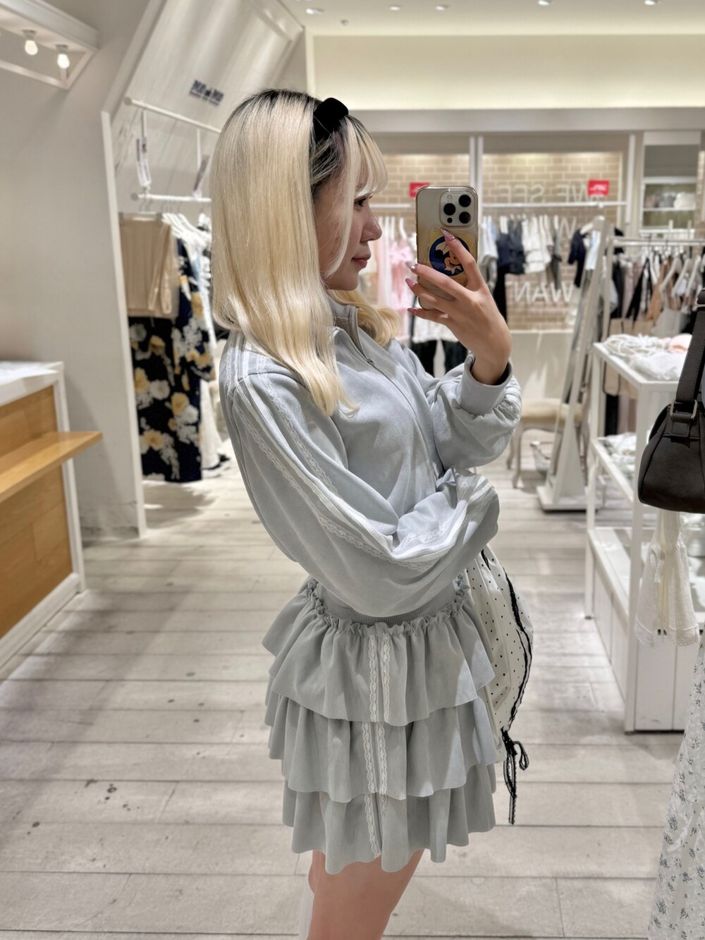 ブルー系のジャージ、ホワイト系のバックパック/リュック、ブルー系のスカートを着用したレディースの夏コーディネートの3枚目の写真