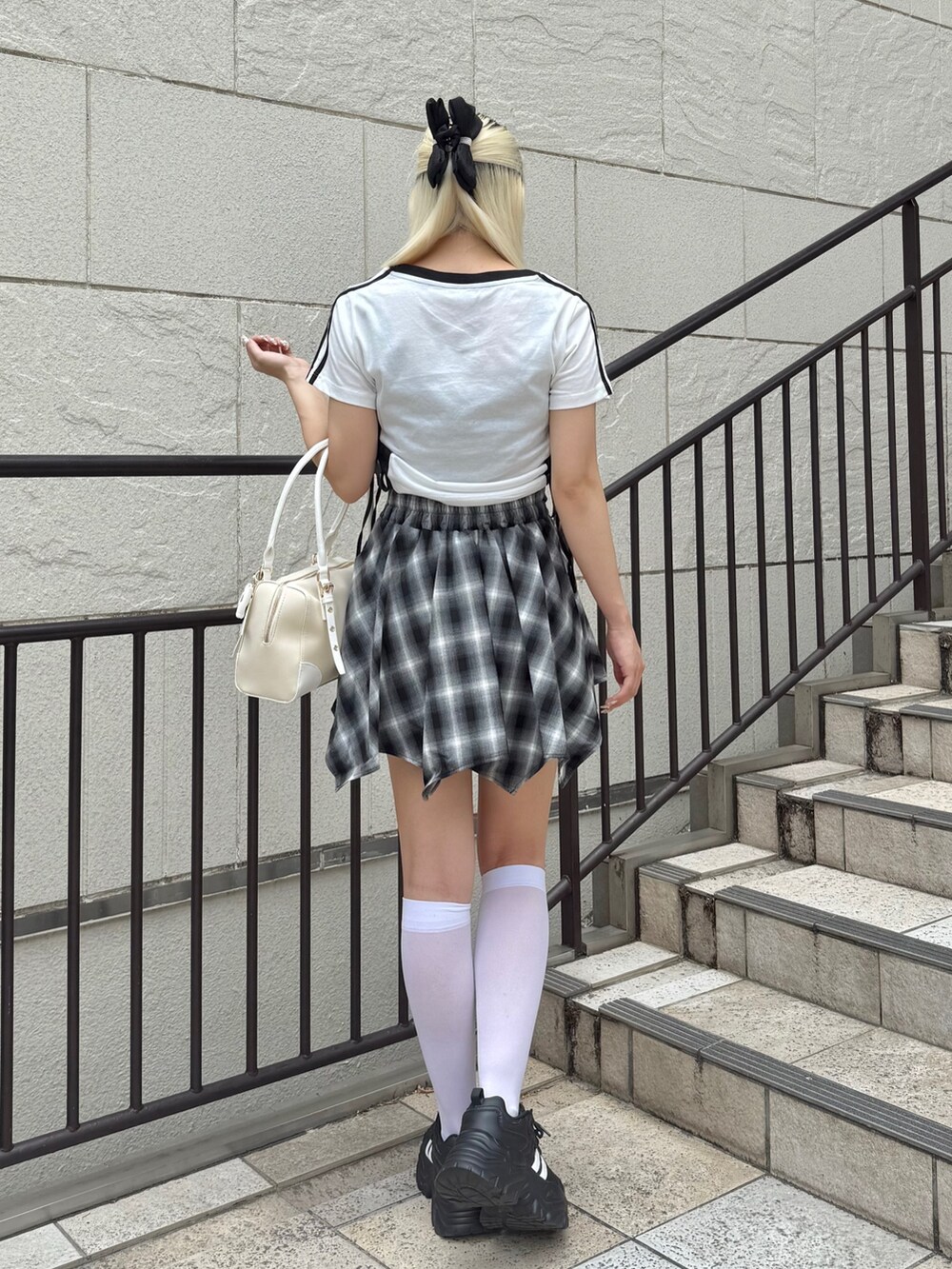 ホワイト系のショルダーバッグ、ホワイト系のTシャツ/カットソー、ブラック系のその他シューズを着用したレディースの夏コーディネートの3枚目の写真