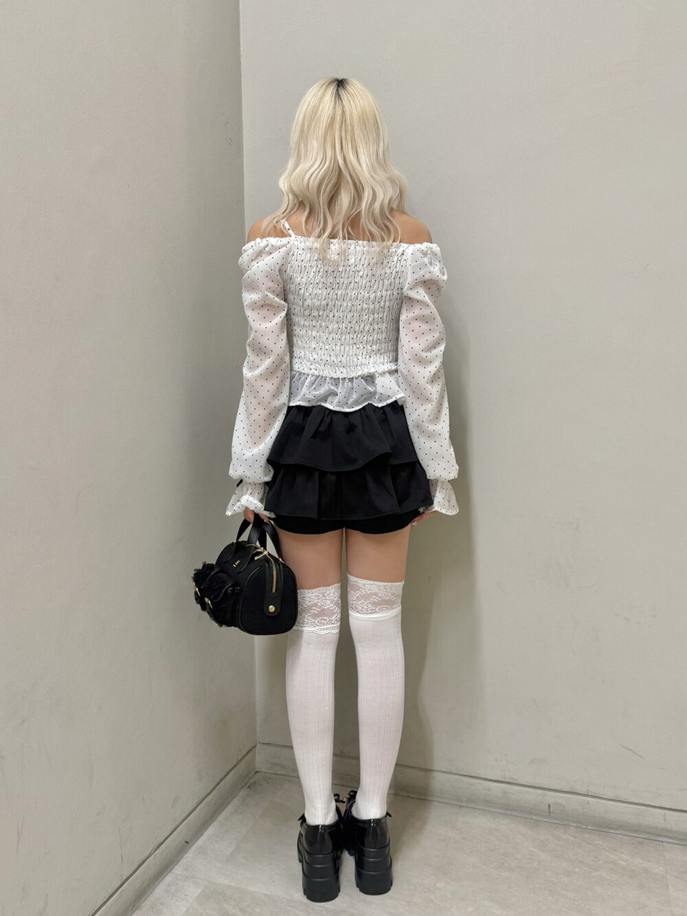 ブラック系のスカート、その他のシャツ/ブラウス、ブラック系のショルダーバッグを着用したレディースの春コーディネートの3枚目の写真