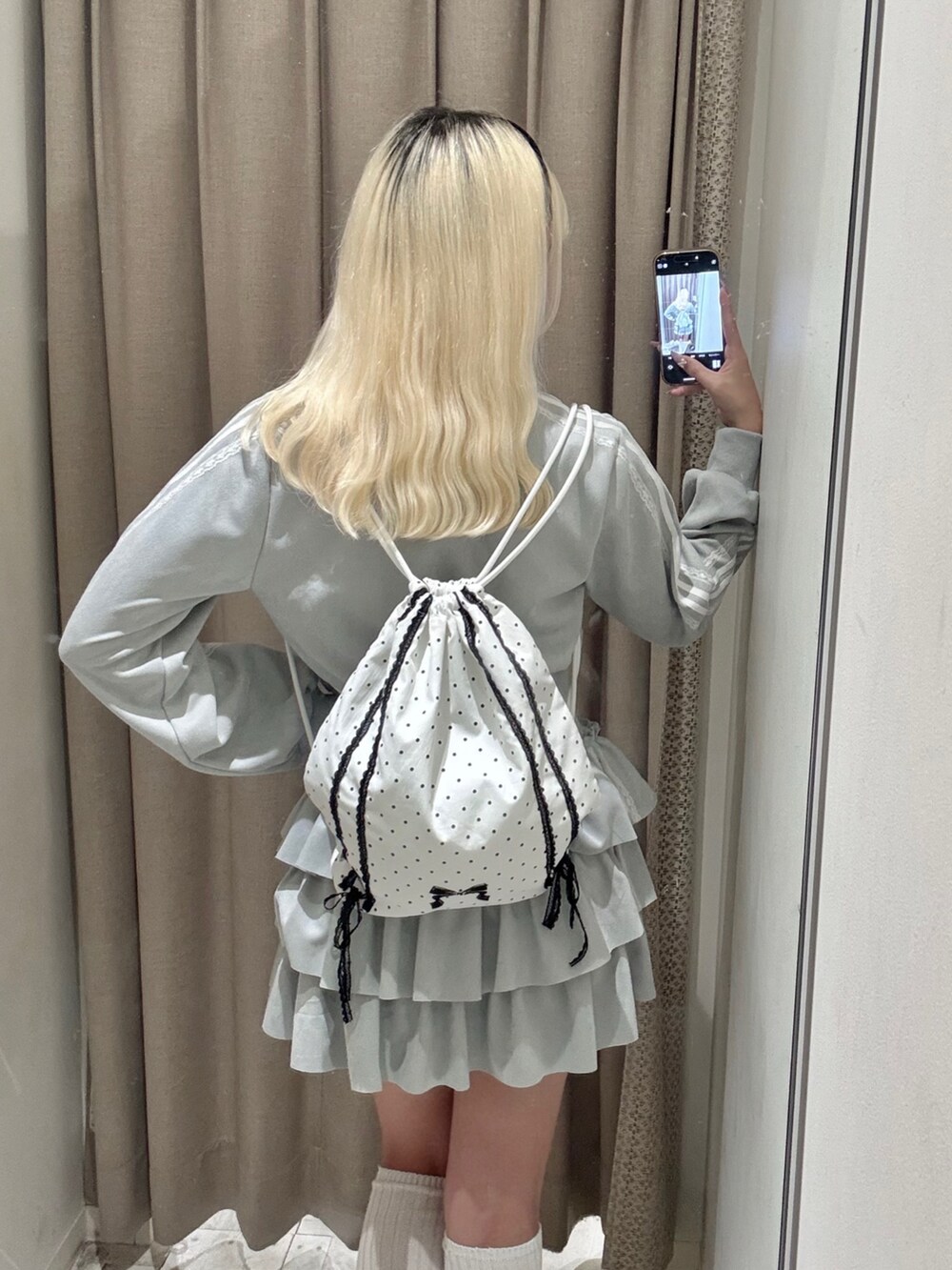 ブルー系のジャージ、ホワイト系のバックパック/リュック、ブルー系のスカートを着用したレディースの夏コーディネートの4枚目の写真