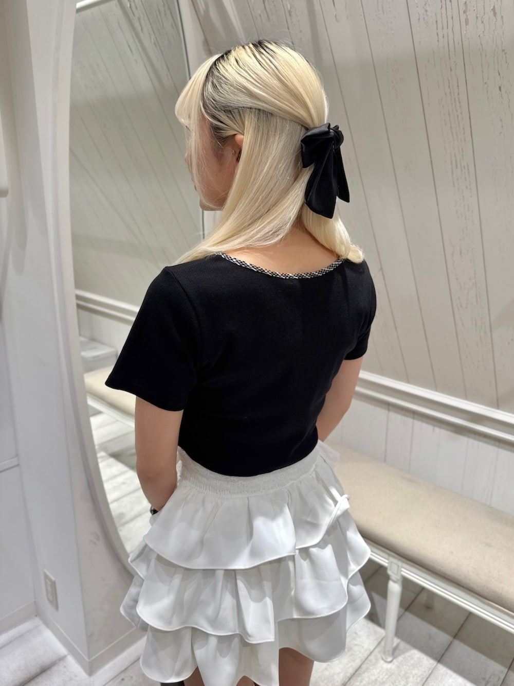 ブラック系のTシャツ/カットソー、ホワイト系のスカート、ブラック系のショルダーバッグを着用したレディースの夏コーディネートの4枚目の写真