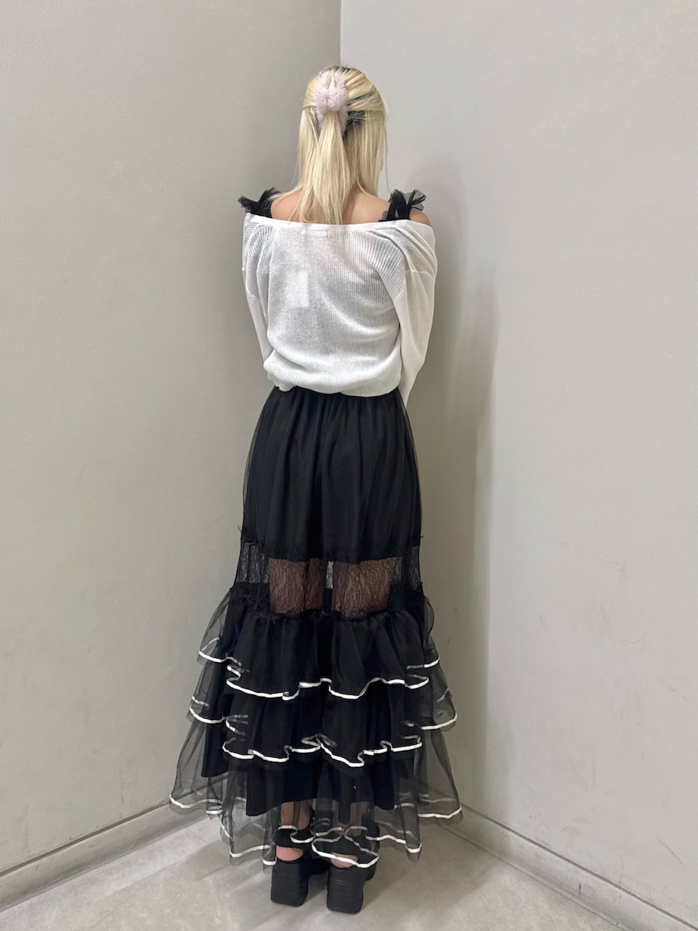 ブラック系のスカート、ブラック系のショルダーバッグ、ブラック系のサンダルを着用したレディースの春コーディネートの4枚目の写真