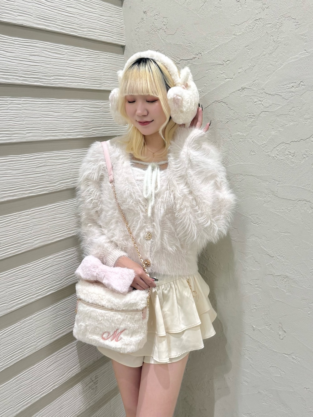 ピンク系のカーディガン/ボレロ、ピンク系のキャミソール、ホワイト系のショルダーバッグを着用したレディースの秋コーディネートの6枚目の写真