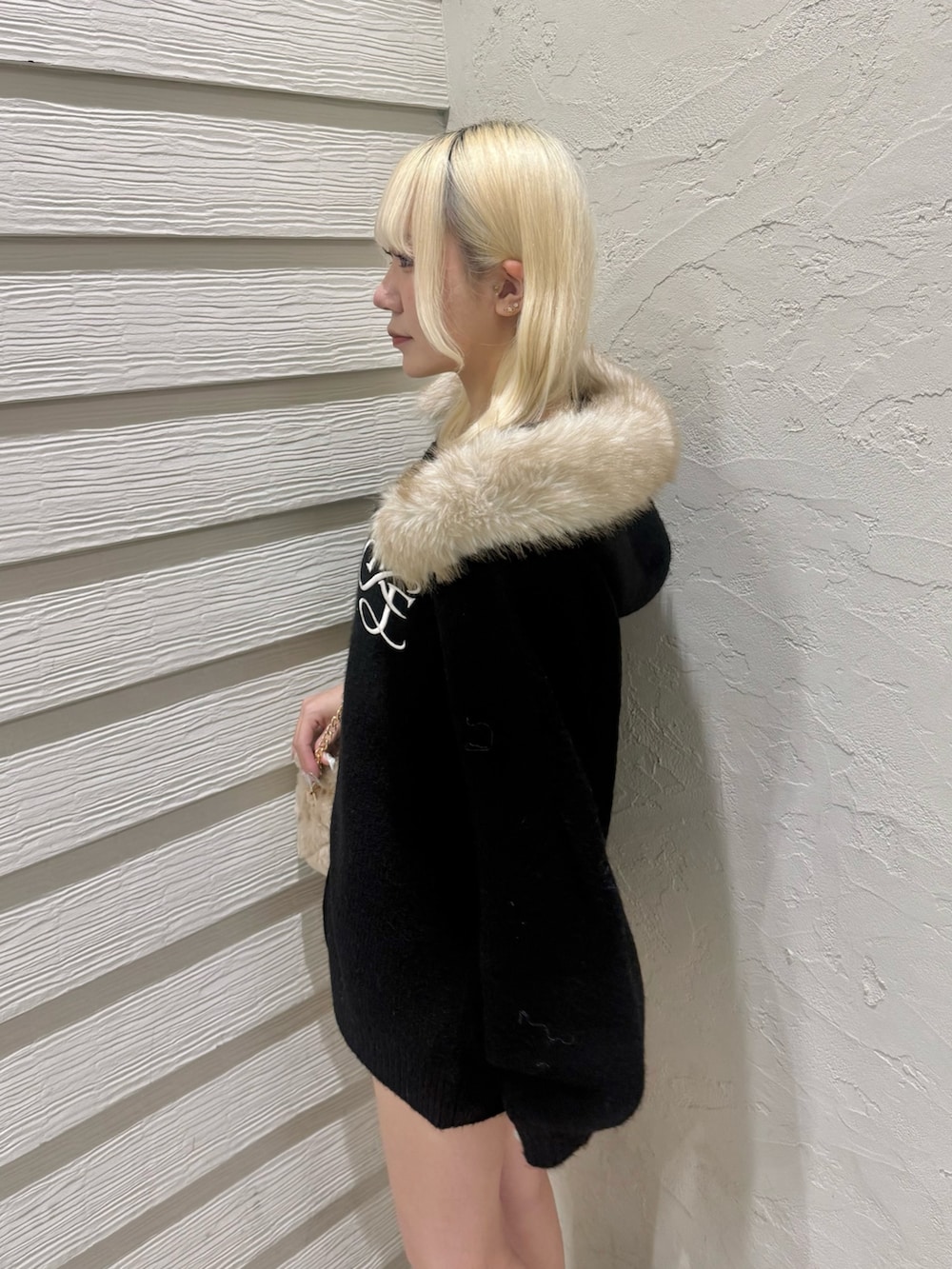 ブラック系のニット/セーター、ベージュ系のショルダーバッグ、ブラック系のキャミソールを着用したレディースの夏コーディネートの9枚目の写真