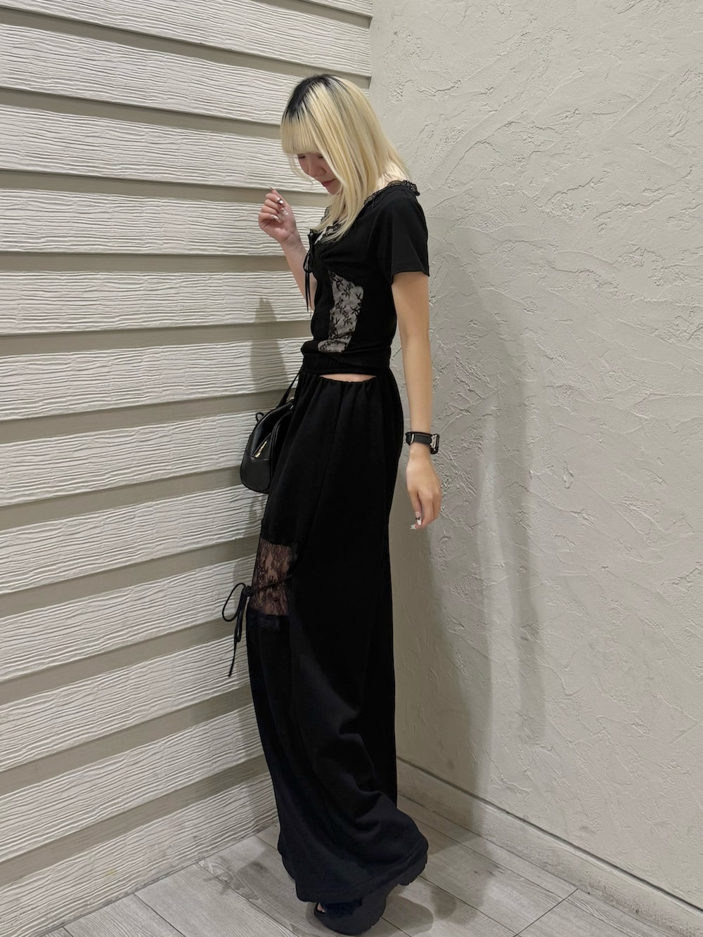 ブラック系のスウェットパンツ、ブラック系のTシャツ/カットソー、ブラック系のボストンバッグを着用したレディースの春コーディネートの2枚目の写真