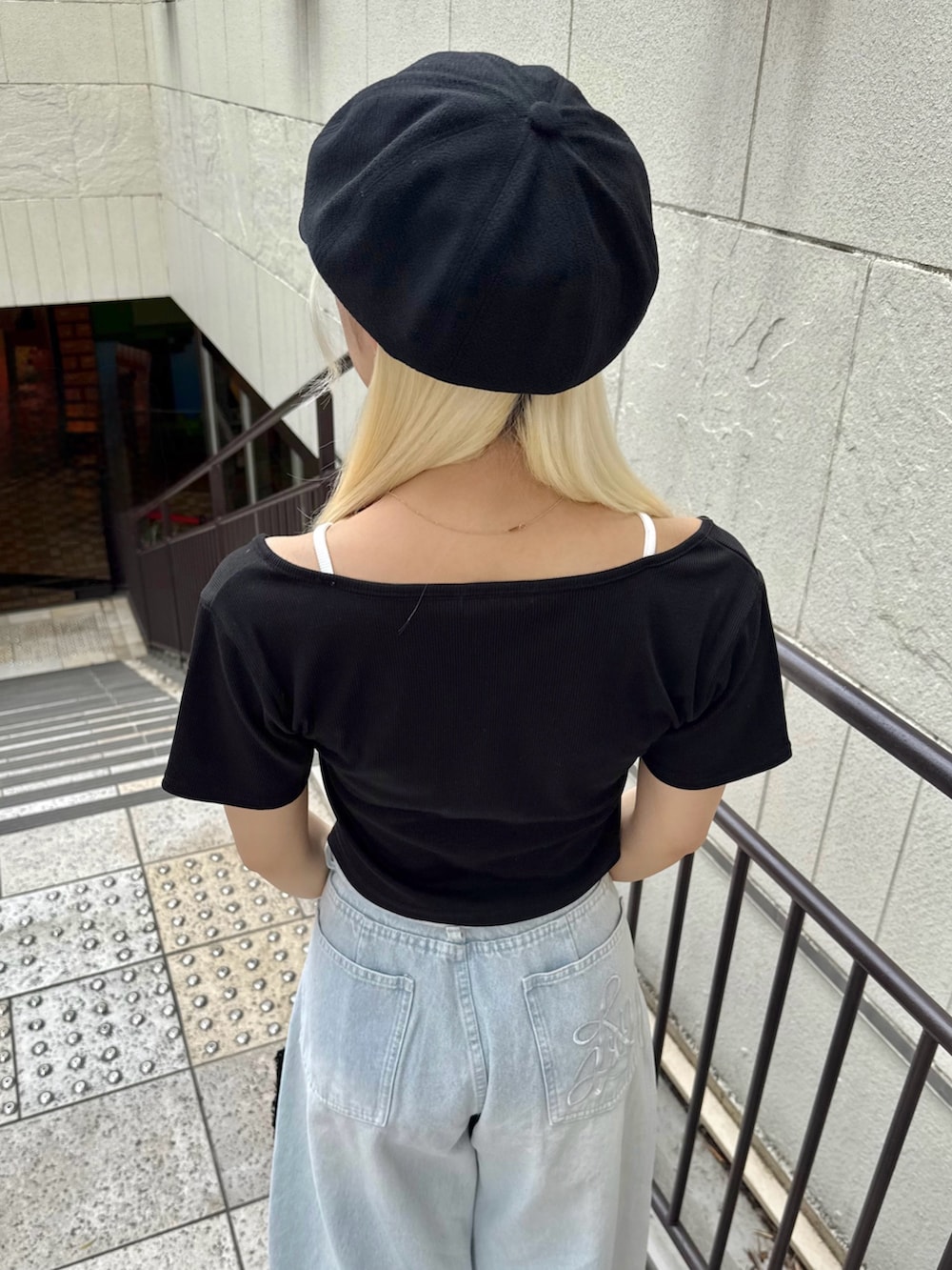 「OLIVE des OLIVE、オリーブ デ オリーブ(OLIVE des OLIVE)、高身長コーデ、骨格ストレート、レイヤードスタイル、デニム、デニムパンツ、キャスケット、サンダル、トートバッグ、モノトーン、リボン、プチプラ、お出かけコーデ、夏コーデ」｜「OLIVE des OLIVEのキャスケット（キャスケット、ブラック系）」を使った、naoさん（骨格ストレート・レディース・163cm）の夏コーディネートの6枚目の写真