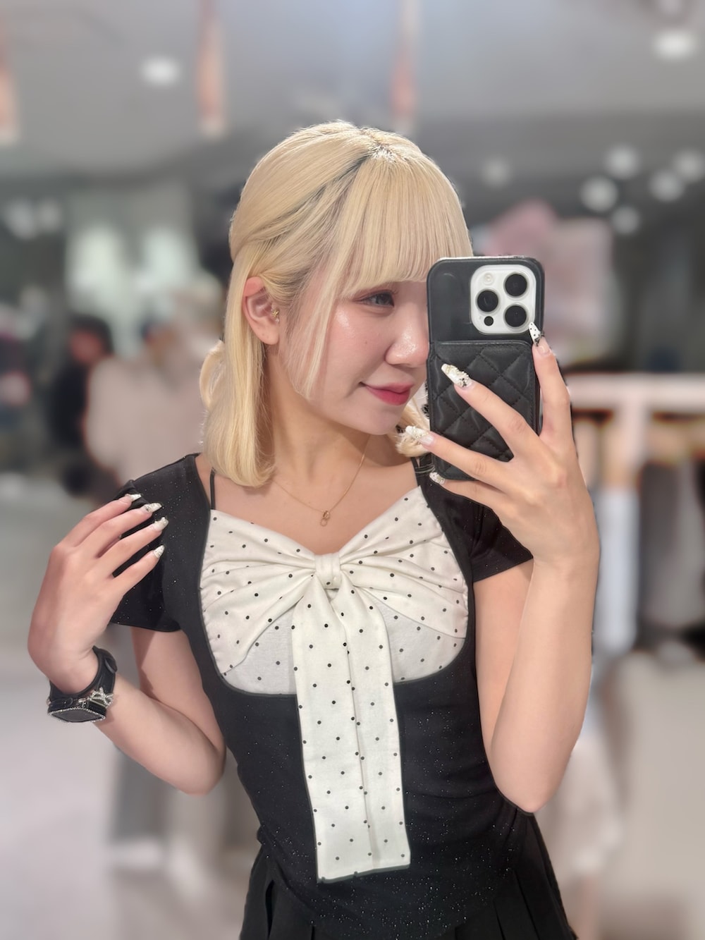 ブラック系のTシャツ/カットソー、ブラック系のショルダーバッグ、ブラック系のパンプスを着用したレディースの春コーディネートの7枚目の写真
