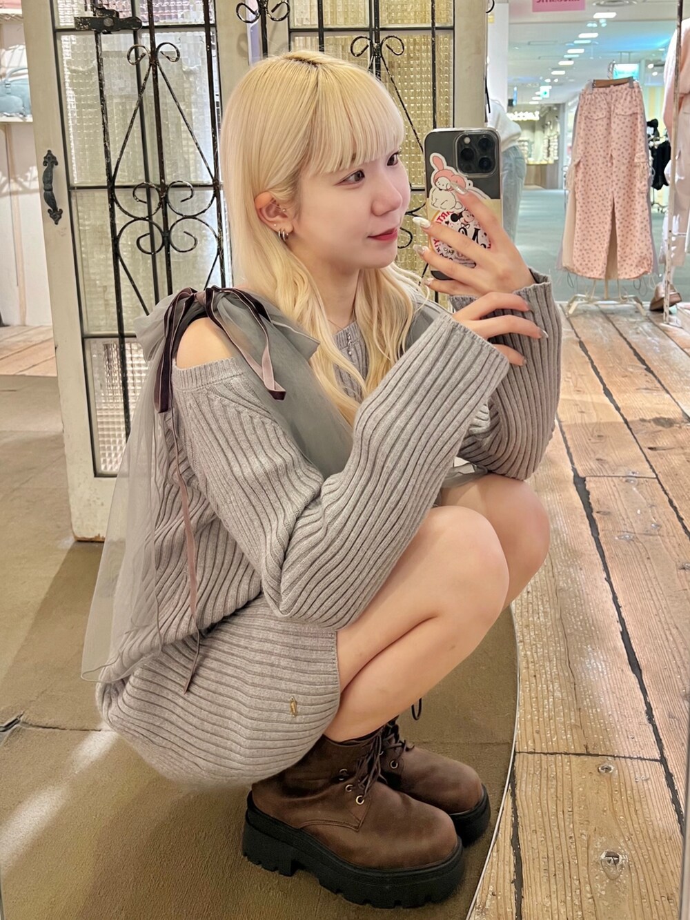 グレー系のワンピース、ブラウン系のブーツを着用したレディースの秋コーディネートの3枚目の写真